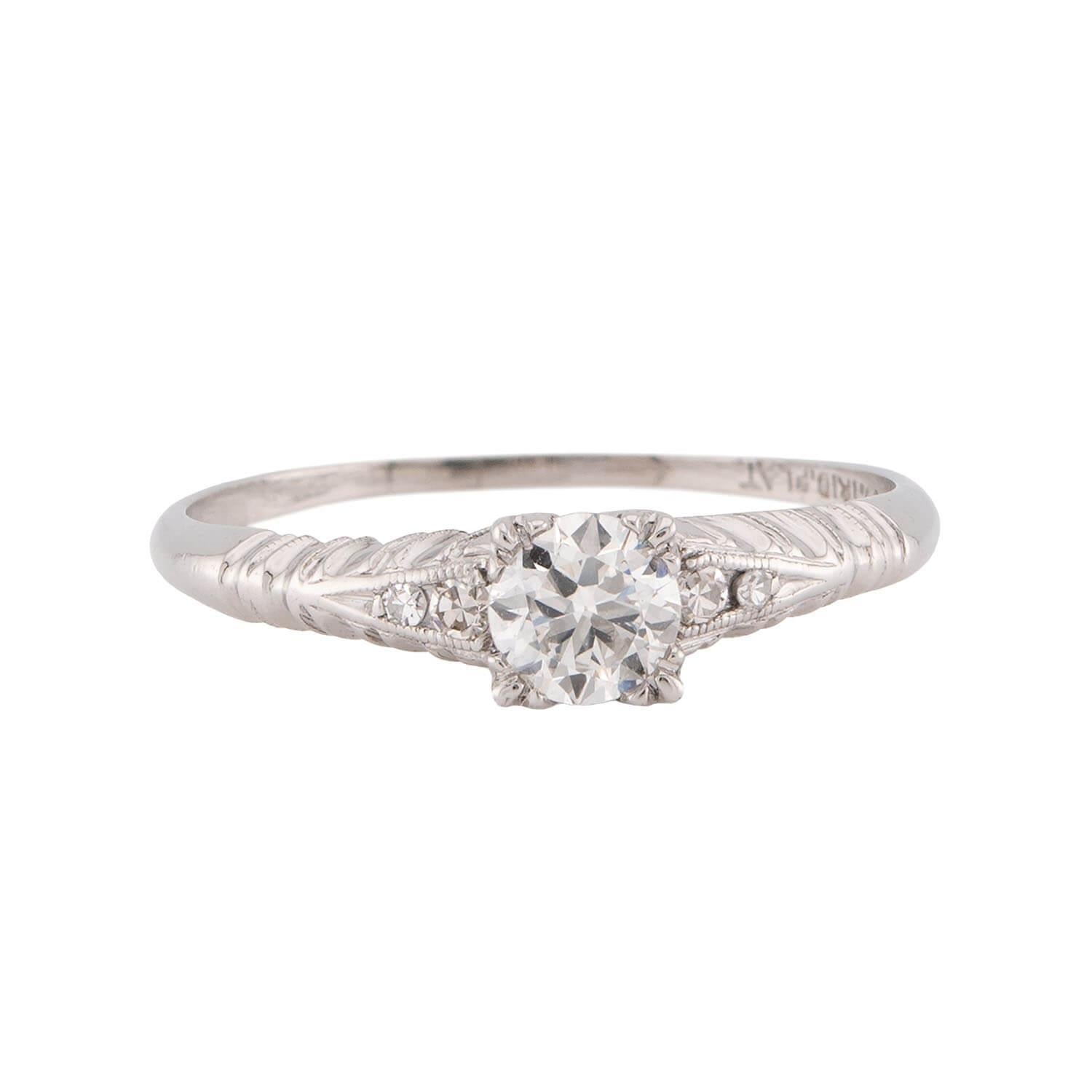 Une magnifique bague de fiançailles en diamant de l'époque Art Déco (ca1920s) ! Réalisée en platine, cette bague est ornée d'un diamant central de taille européenne ancienne de 0,35 ct. Le diamant est serti dans une monture à quatre griffes et