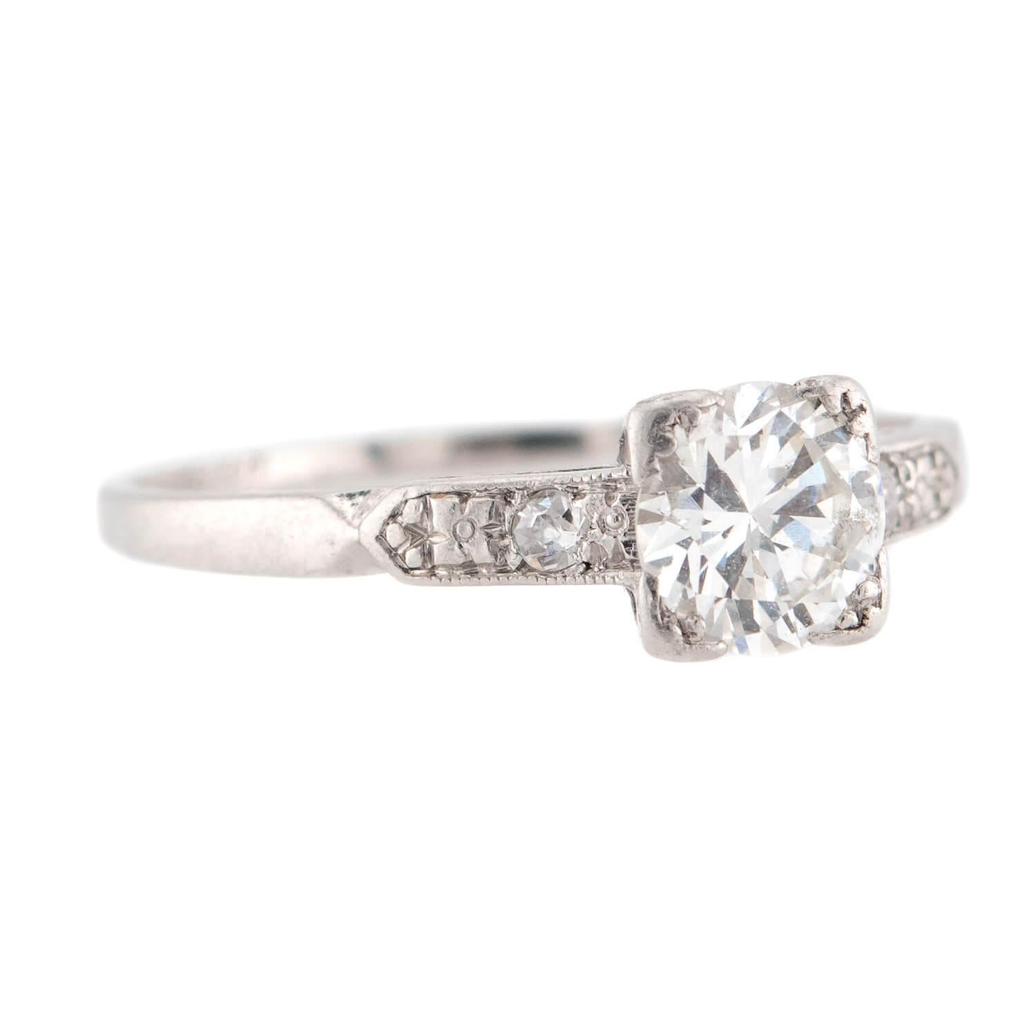 Une magnifique bague de fiançailles en diamant de l'époque Art Déco (ca1920s) ! Réalisée en platine, cette bague est ornée d'un diamant de taille européenne ancienne de 0,40 ct. La pierre est maintenue dans un sertissage de perles et entourée d'un