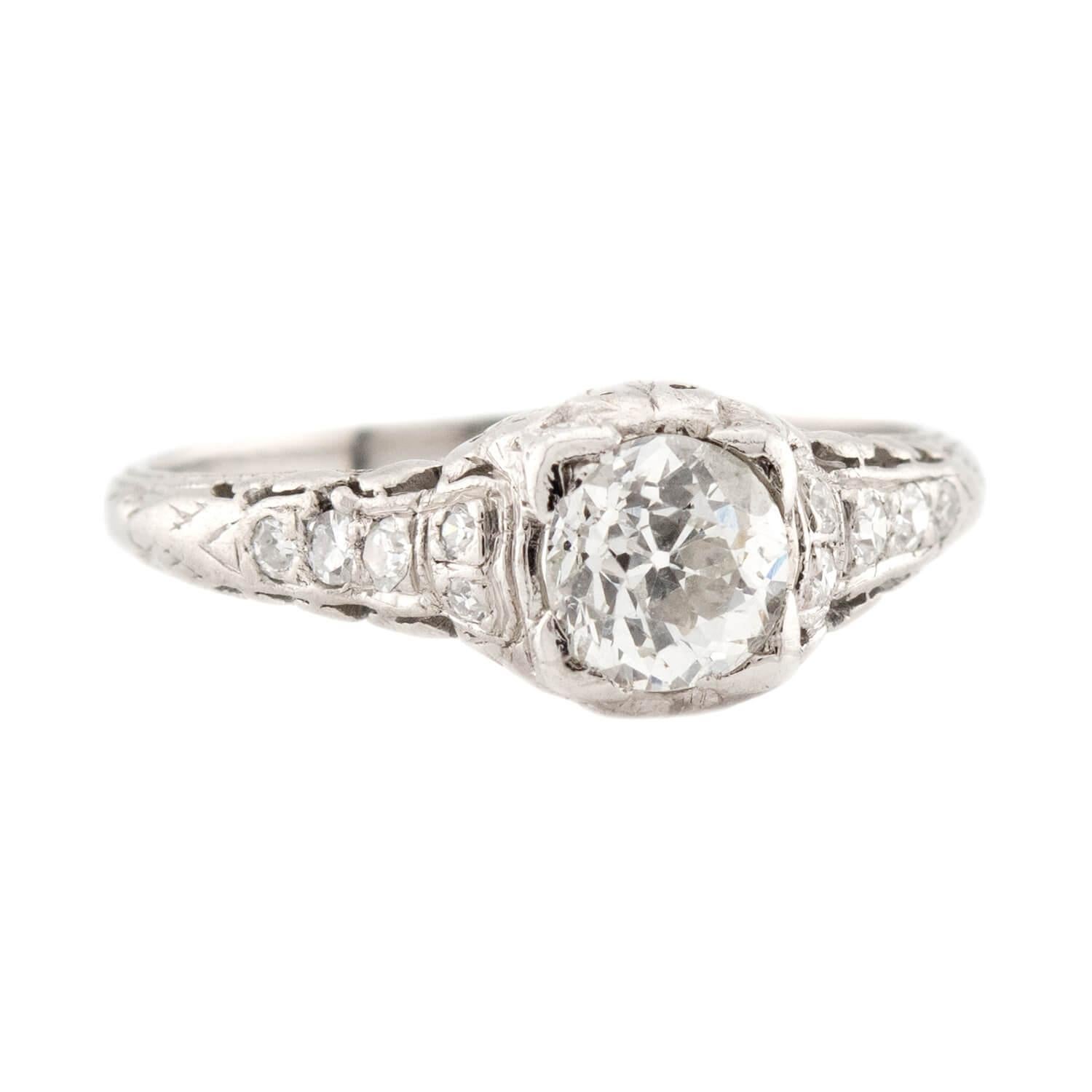 Ein atemberaubender diamantener Verlobungsring aus der Zeit des Art Deco (ca. 1920er Jahre)! Dieser wunderschöne Ring aus Platin hat ein zierliches Design, in dessen Mittelpunkt ein 0,66 ct großer Diamant im alten europäischen Schliff steht. Der