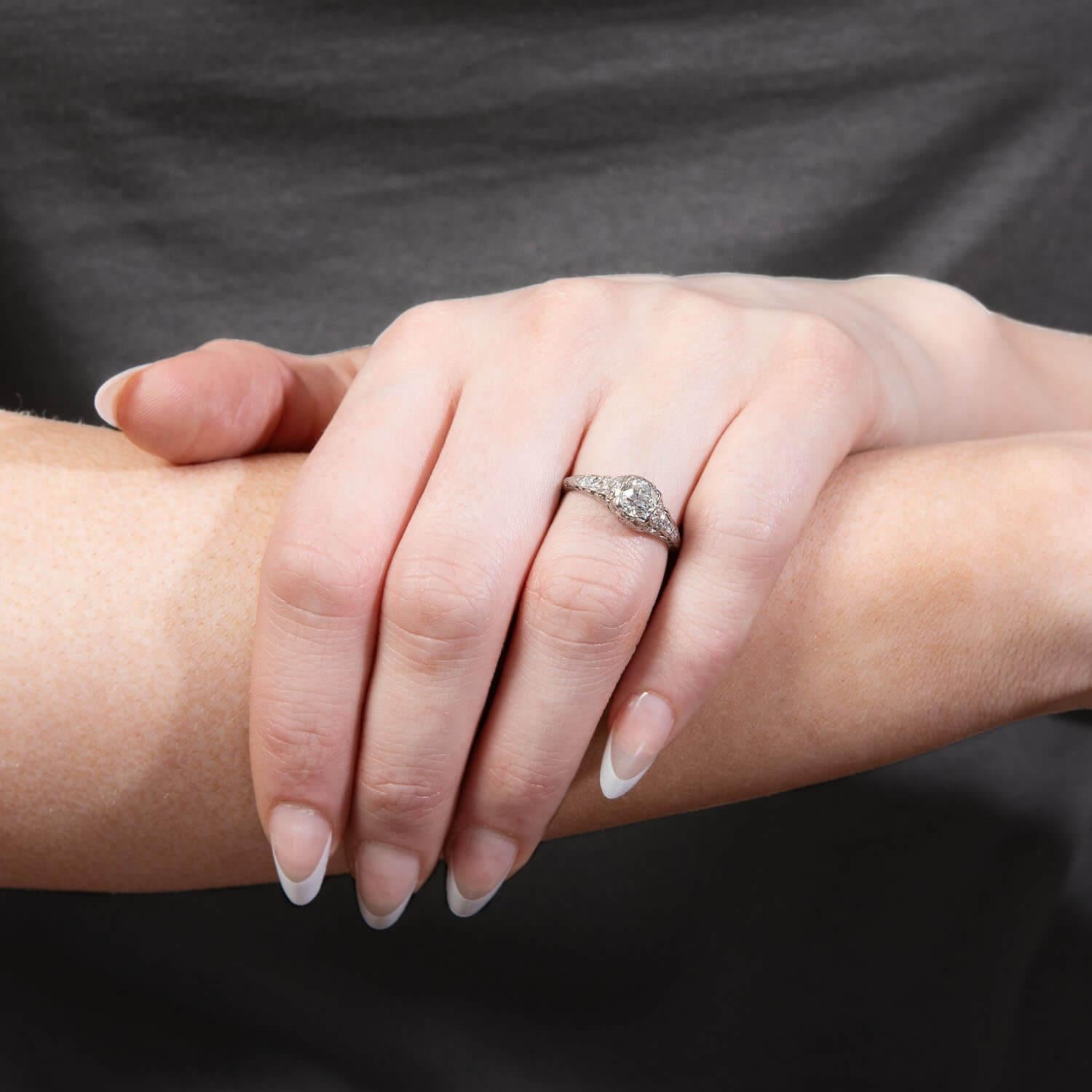 Art Deco Platin-Diamant-Verlobungsring .66 Karat Damen im Angebot