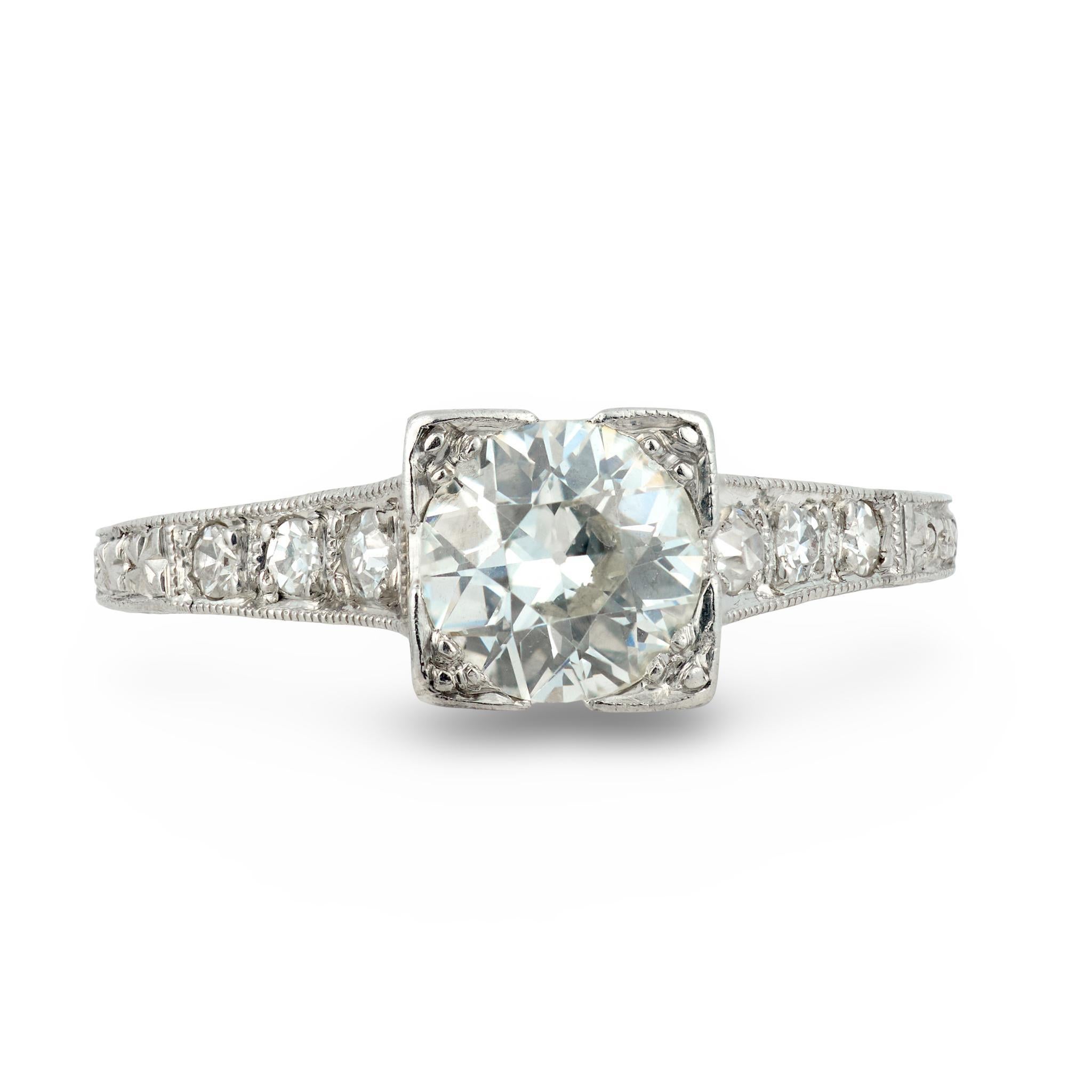 Une magnifique bague de fiançailles en diamant de l'époque Art déco (vers les années 1920) ! Réalisée en platine, cette magnifique bague est ornée d'un diamant de taille européenne ancienne de 0,80 carat, serti dans une monture griffée à quatre