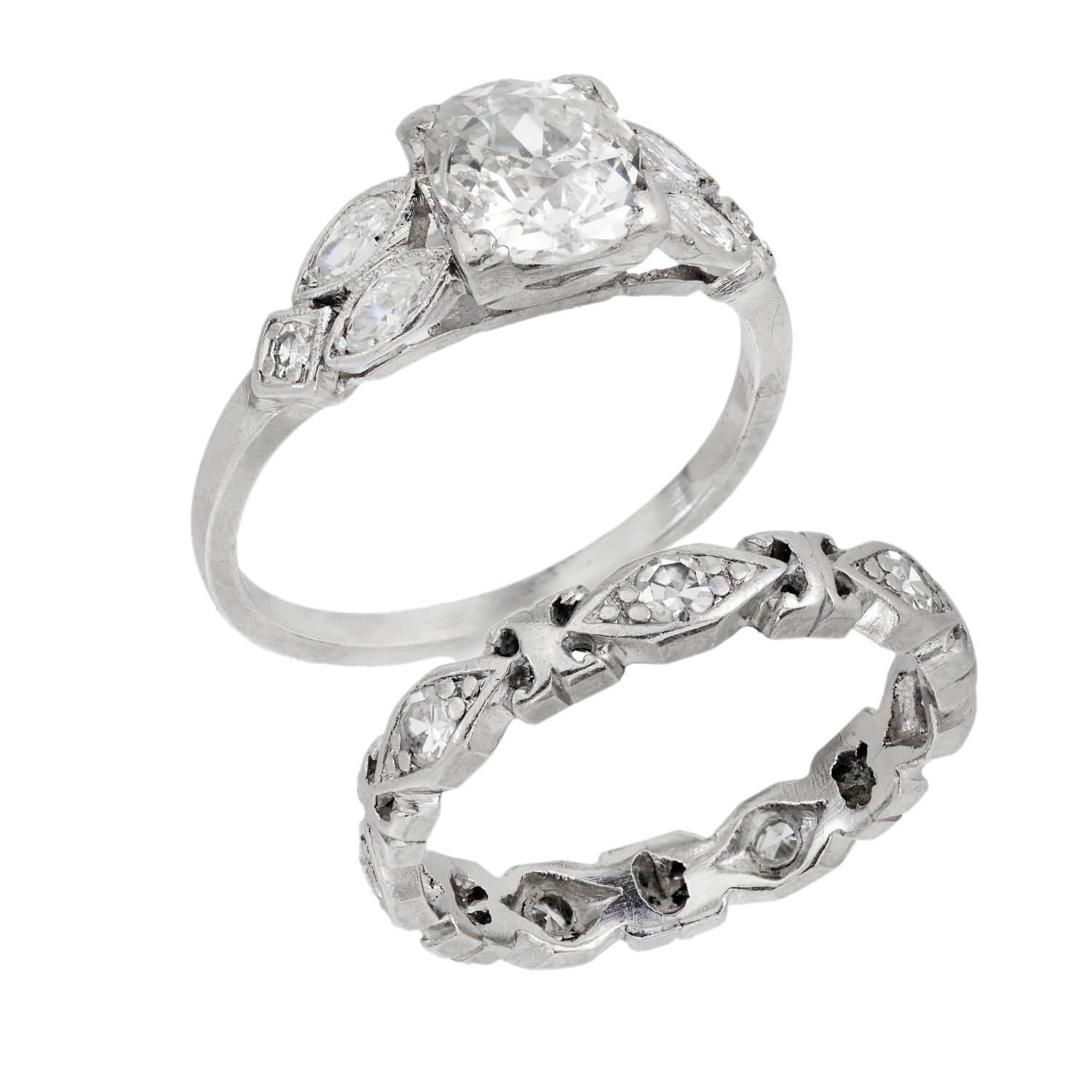 Un bellissimo set di diamanti di fidanzamento dell'epoca Art Deco (ca. 1920)! Realizzato in platino, questo set include un delizioso anello di fidanzamento! L'anello di fidanzamento presenta un diamante taglio mina da 0,75 carati, con colore H+I e