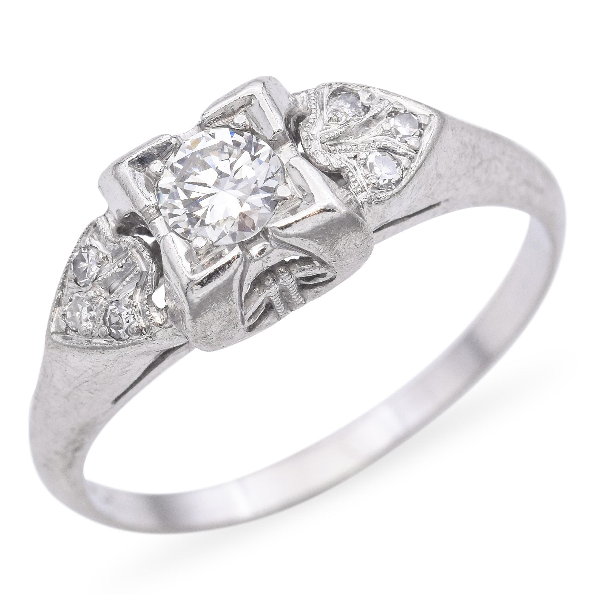 Un anillo refinado y elegante con un diamante redondo talla brillante de 0,25 quilates de color blanco. El anillo está acentuado con diamantes de 0,03 quilates, que realzan la piedra central con sutil brillo. Elaborada en platino, esta exquisita