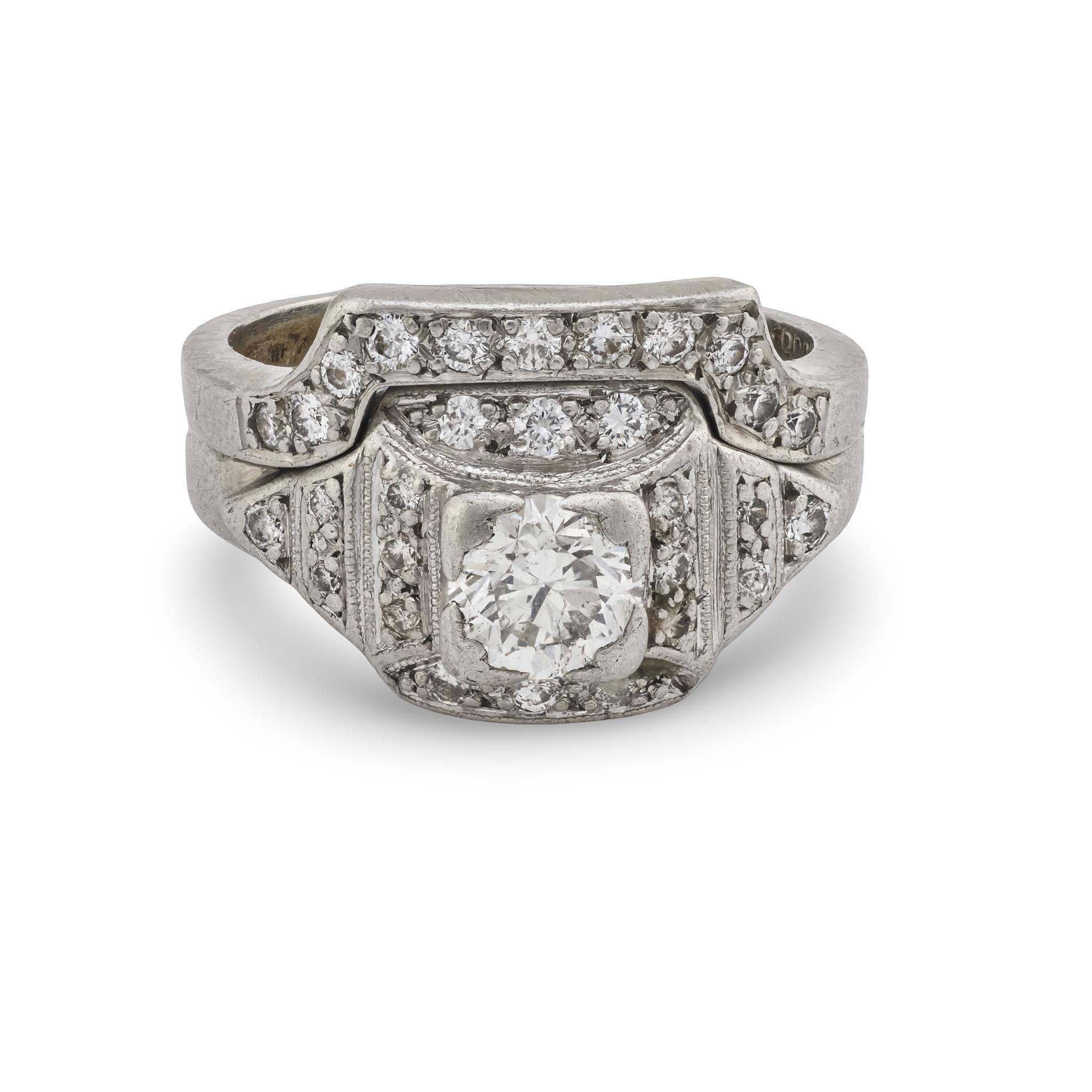 Maravilloso anillo de compromiso de diamantes de la época Art Déco (hacia 1920). Elaborado en platino, el anillo de compromiso lleva un diamante de talla europea antigua de 0,50 ct, engarzado con cuatro garras. El diamante presenta un color I/J y