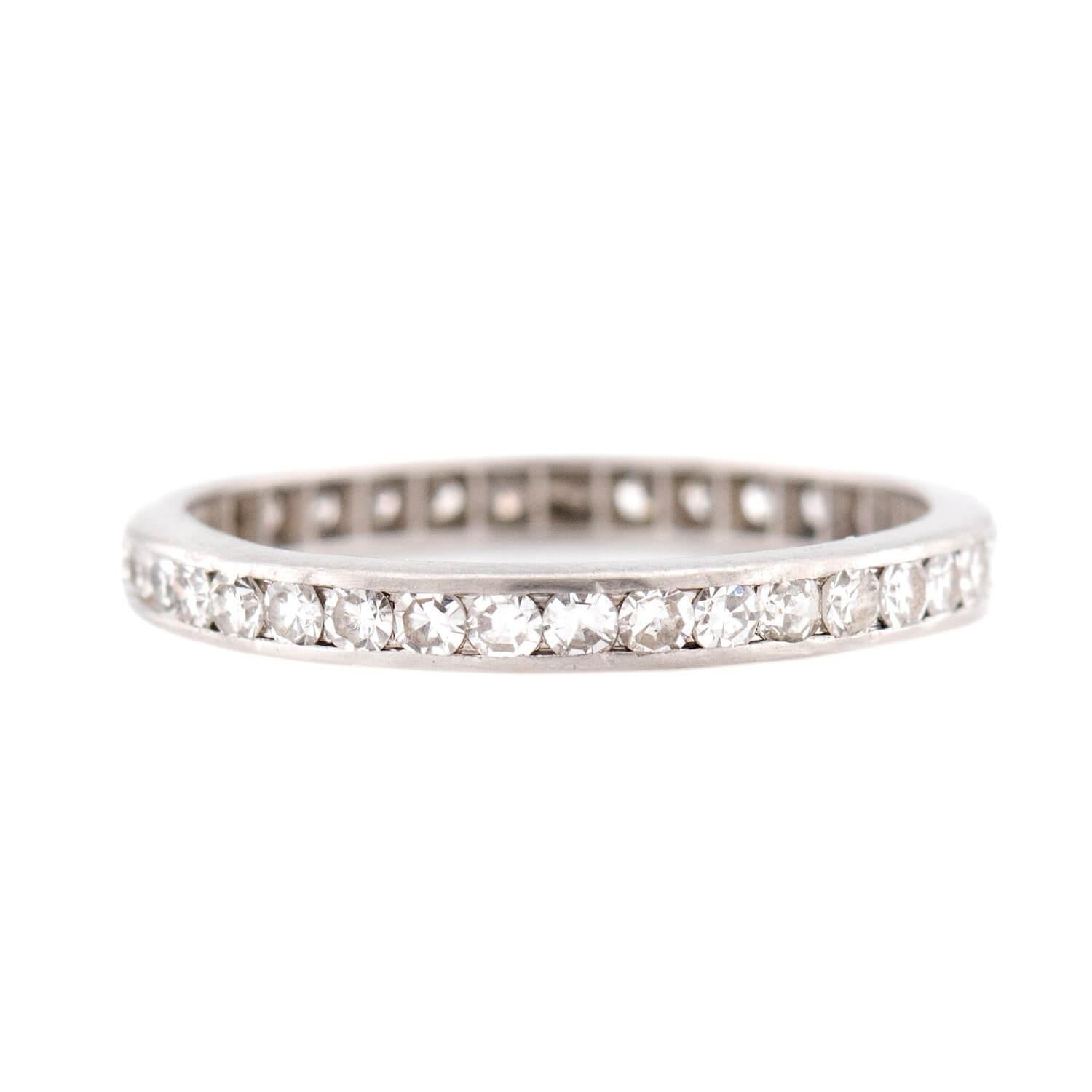 Una fascia per l'eternità con diamanti assolutamente splendida, risalente all'epoca dell'Art Deco (ca. 1920)! Realizzato in platino, questo anello presenta una fila continua di diamanti antichi a taglio singolo. I diamanti sono incastonati in un