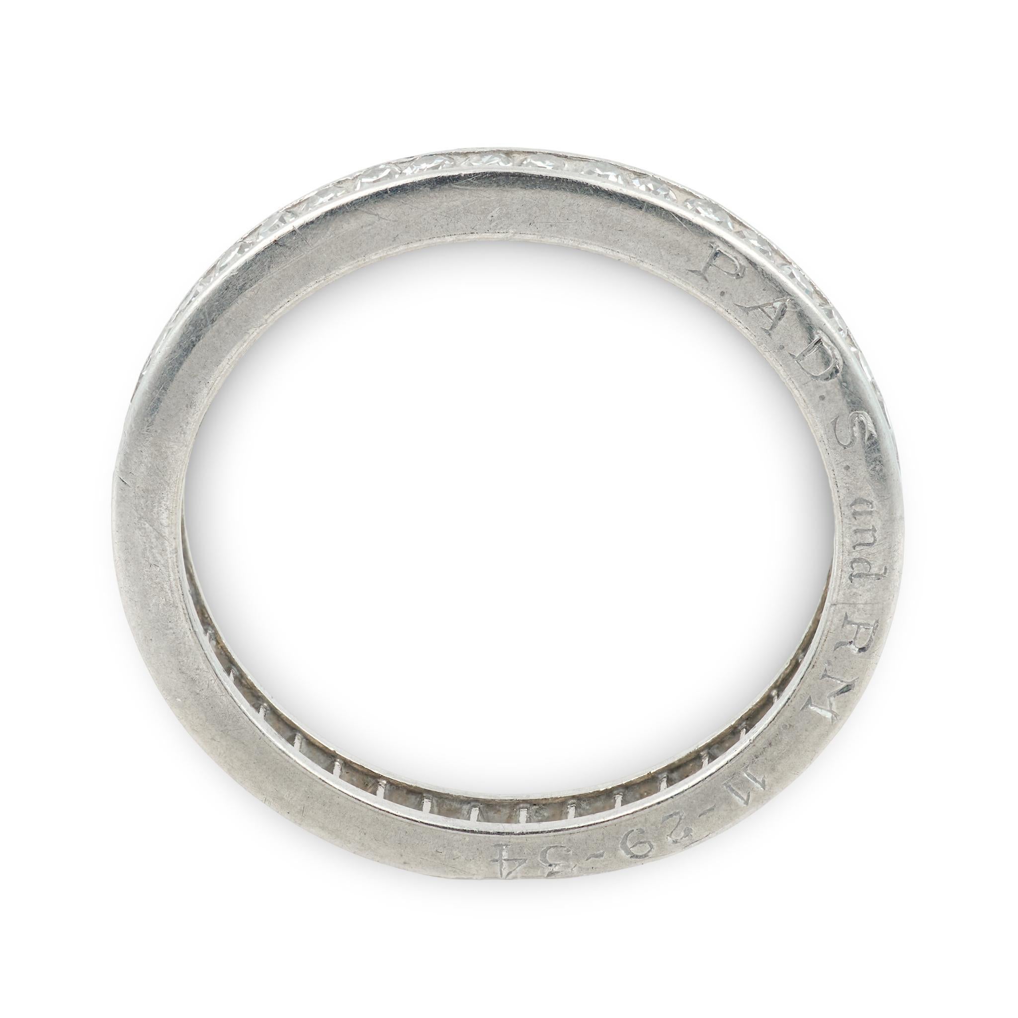 Preciosa alianza de diamantes de la época Art Déco (hacia 1920). Elaborado en platino, este anillo presenta una fila continua de diamantes de talla única engastados en canal. En conjunto, los diamantes tienen un peso total aproximado de 0,70