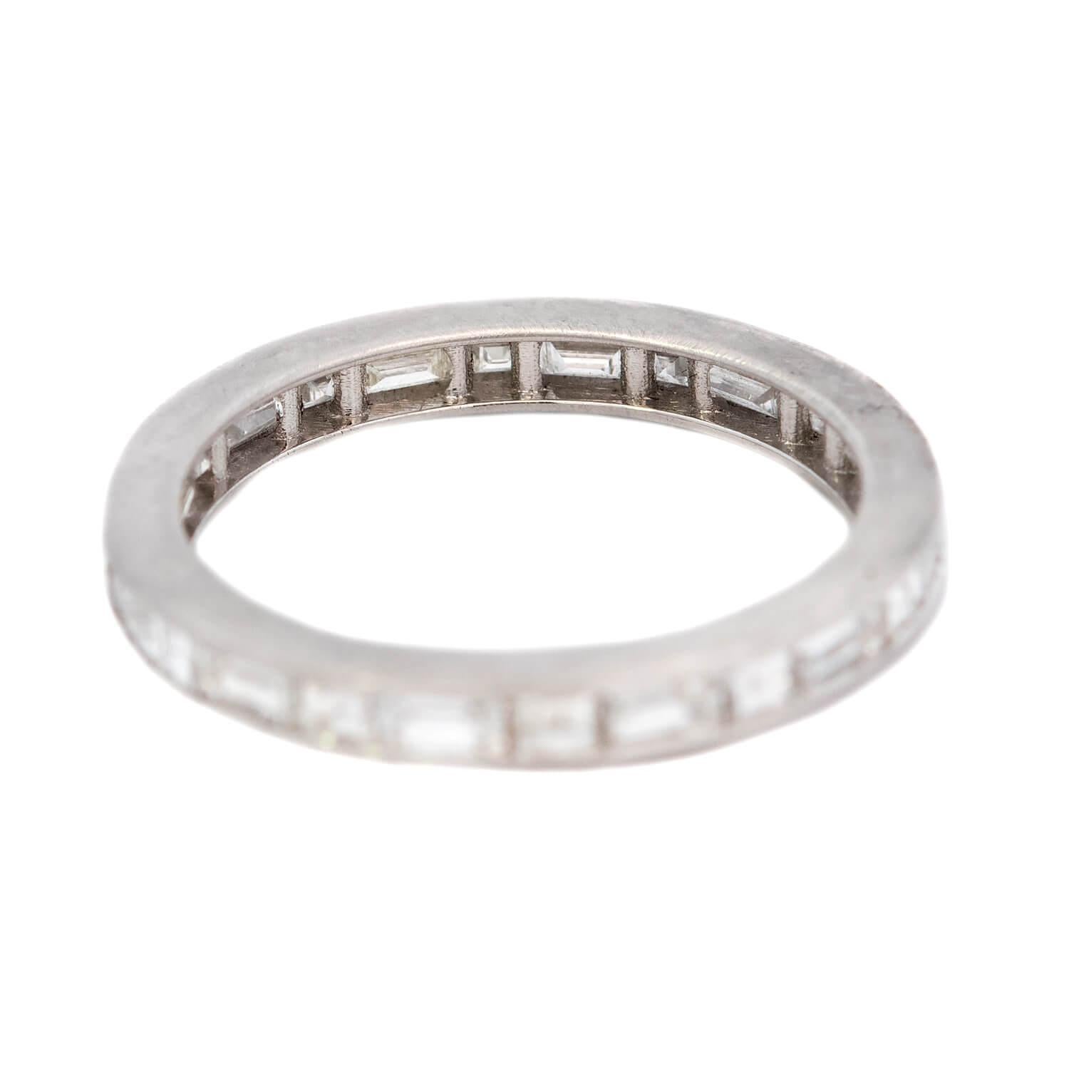 Art Deco Platinum Diamond Eternity Band (Baguetteschliff) im Angebot