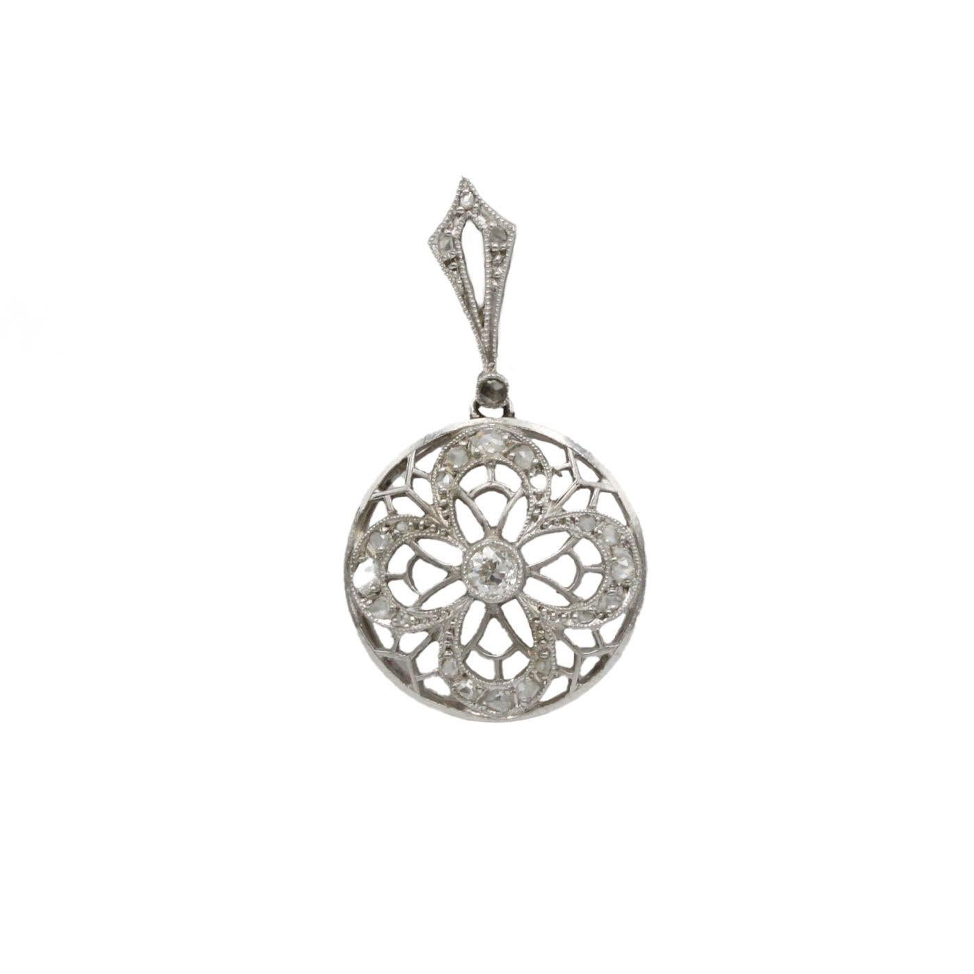 Taglio singolo Ciondolo Art Deco in platino con diamante in filigrana in vendita