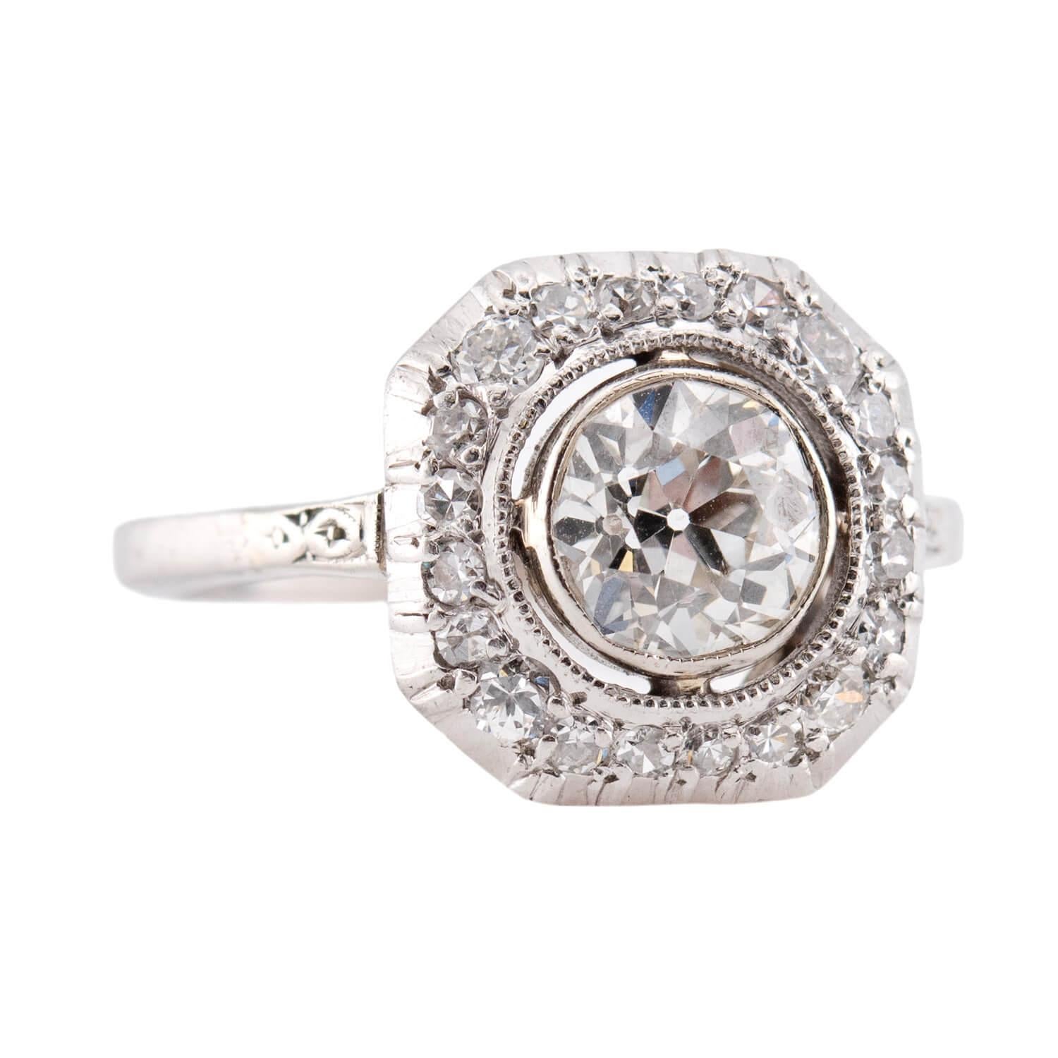 Un anello di fidanzamento davvero magnifico dell'epoca Art Deco (ca. 1920)! Realizzato in platino, questo anello presenta un diamante centrale di 1,40 carati con taglio vecchio europeo, incastonato in un castone. Il diamante è circondato da