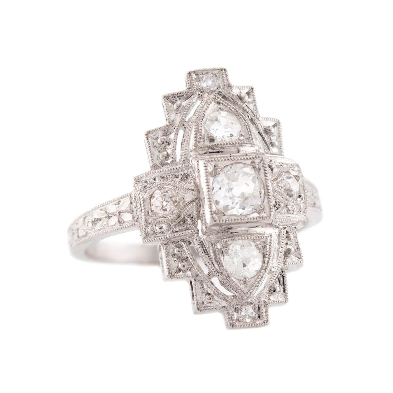 Un anello a navette assolutamente squisito dell'epoca Art Deco (ca. 1920)! Realizzato in platino, questo anello a navette è impreziosito da diamanti scintillanti. Il pezzo presenta un diamante centrale con taglio old mine, trattenuto da