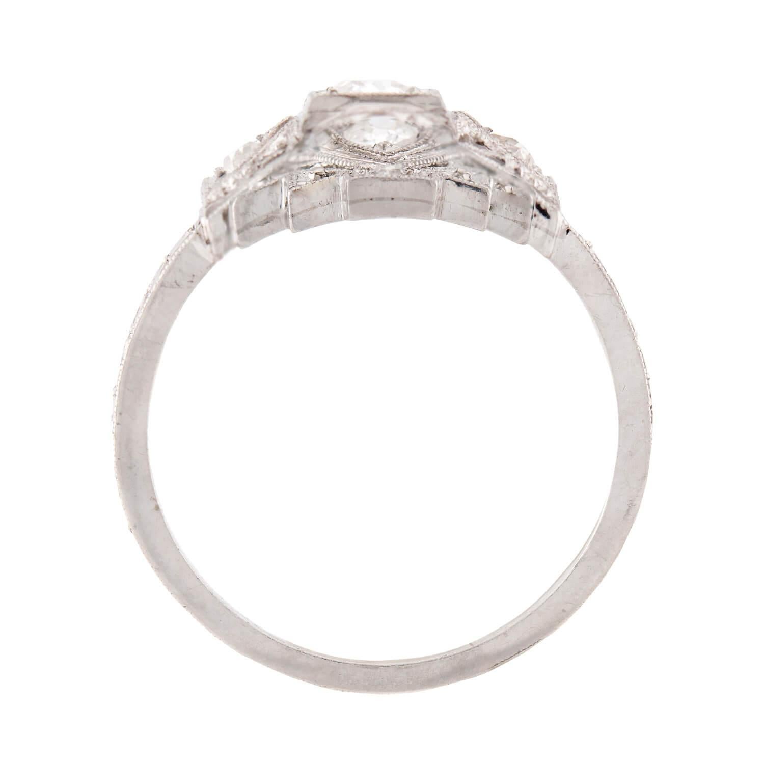 Taglio vecchia miniera Anello Navette in platino Art Deco con diamante in vendita