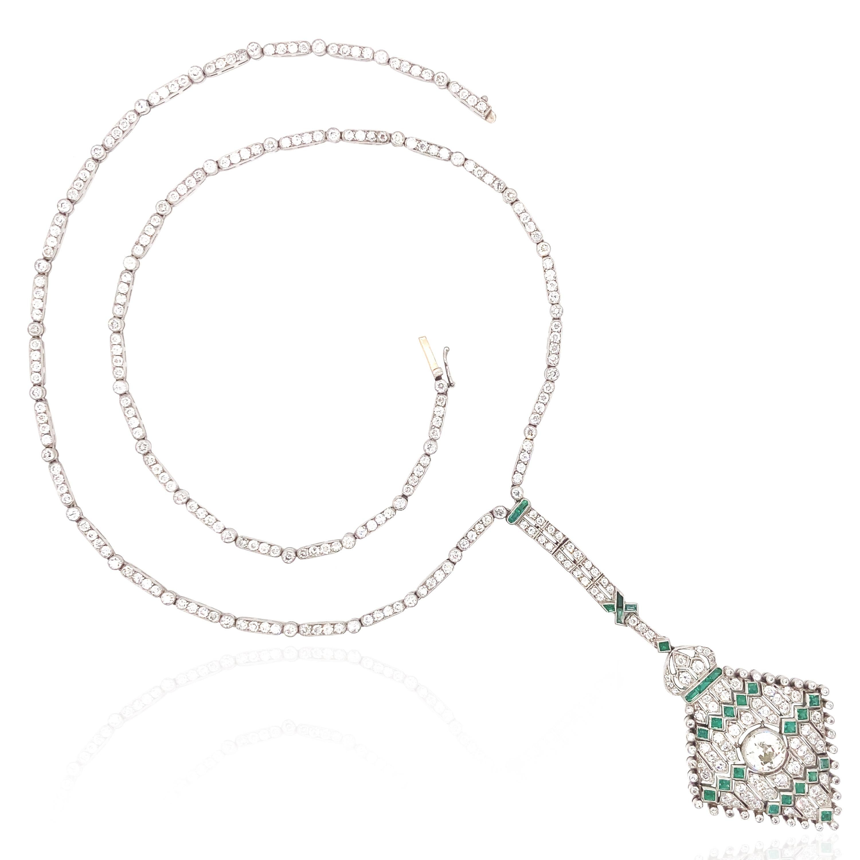 Ce collier Art déco classique présente des lignes géométriques et symétriques, combinant brillamment les diamants et les émeraudes pour créer un contraste de couleurs époustouflant. Le diamant principal pèse environ 1ct, entouré d'environ 4,9ct de