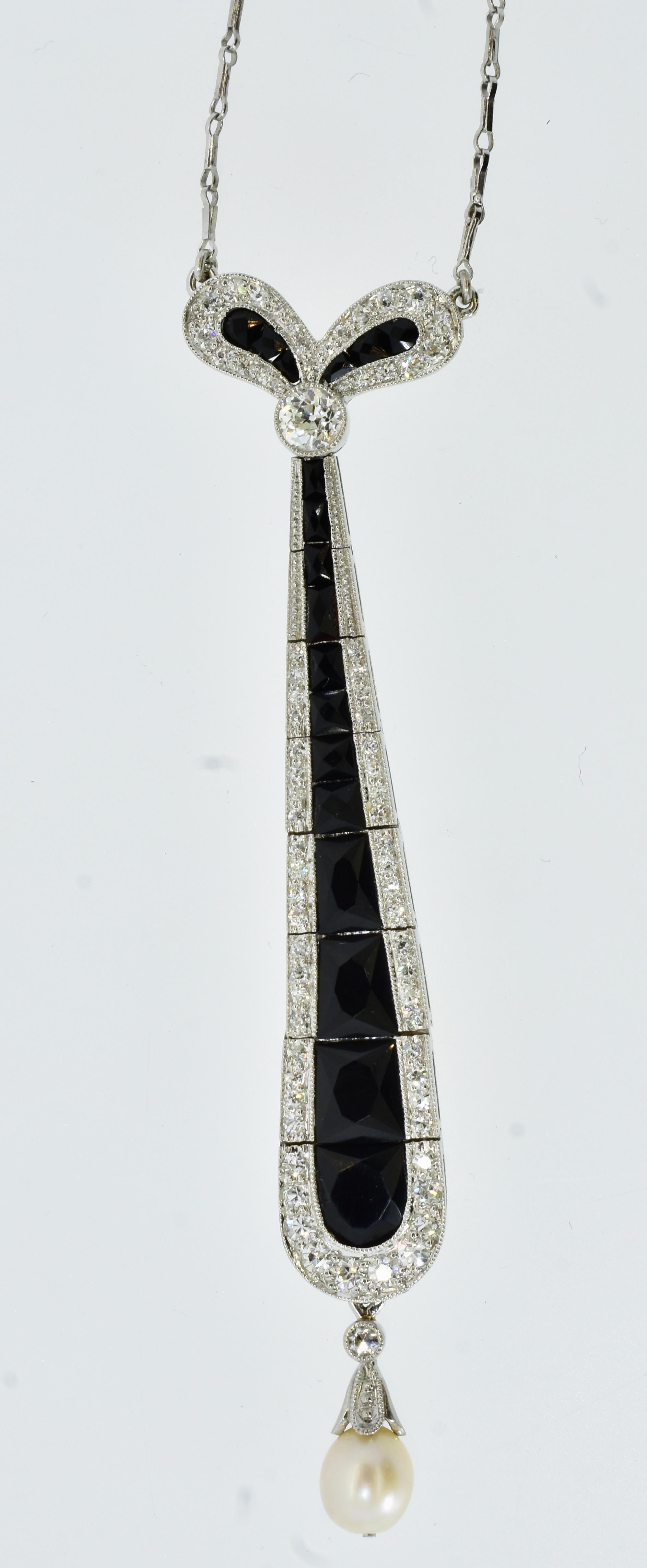 Art Deco Platin, Diamant, Onyx und Naturperlen Anhänger Halskette, um 1920.  Die Onyxe im Phantasieschliff, die speziell für diesen exquisiten antiken Anhänger geschliffen wurden, sind mit 74 Diamanten im europäischen Schliff eingefasst, die in