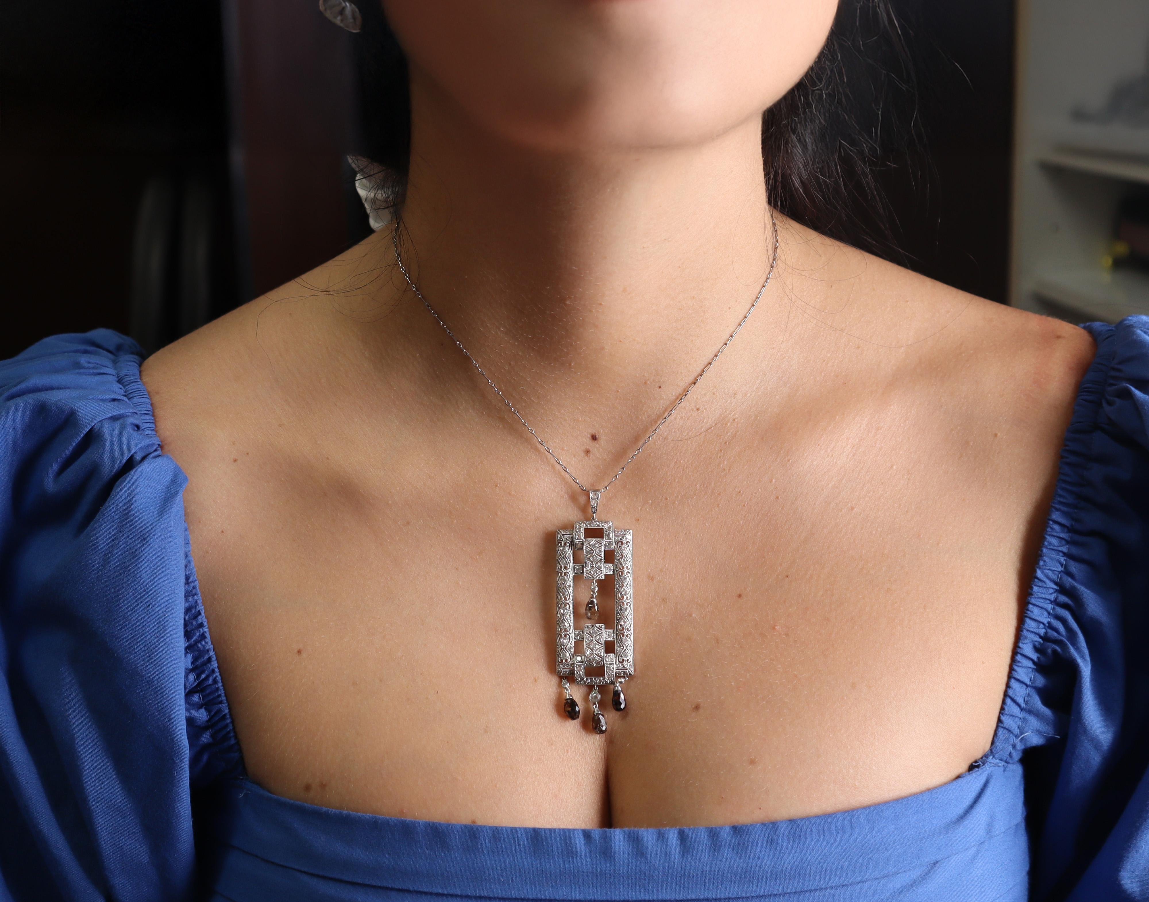 Ce magnifique pendentif Art déco illustre l'amour de l'époque pour un design dramatique et un savoir-faire exceptionnel. Il est réalisé en platine lustré et met en vedette 4 superbes diamants briolettes bruns totalisant 4,00 carats comme pièces