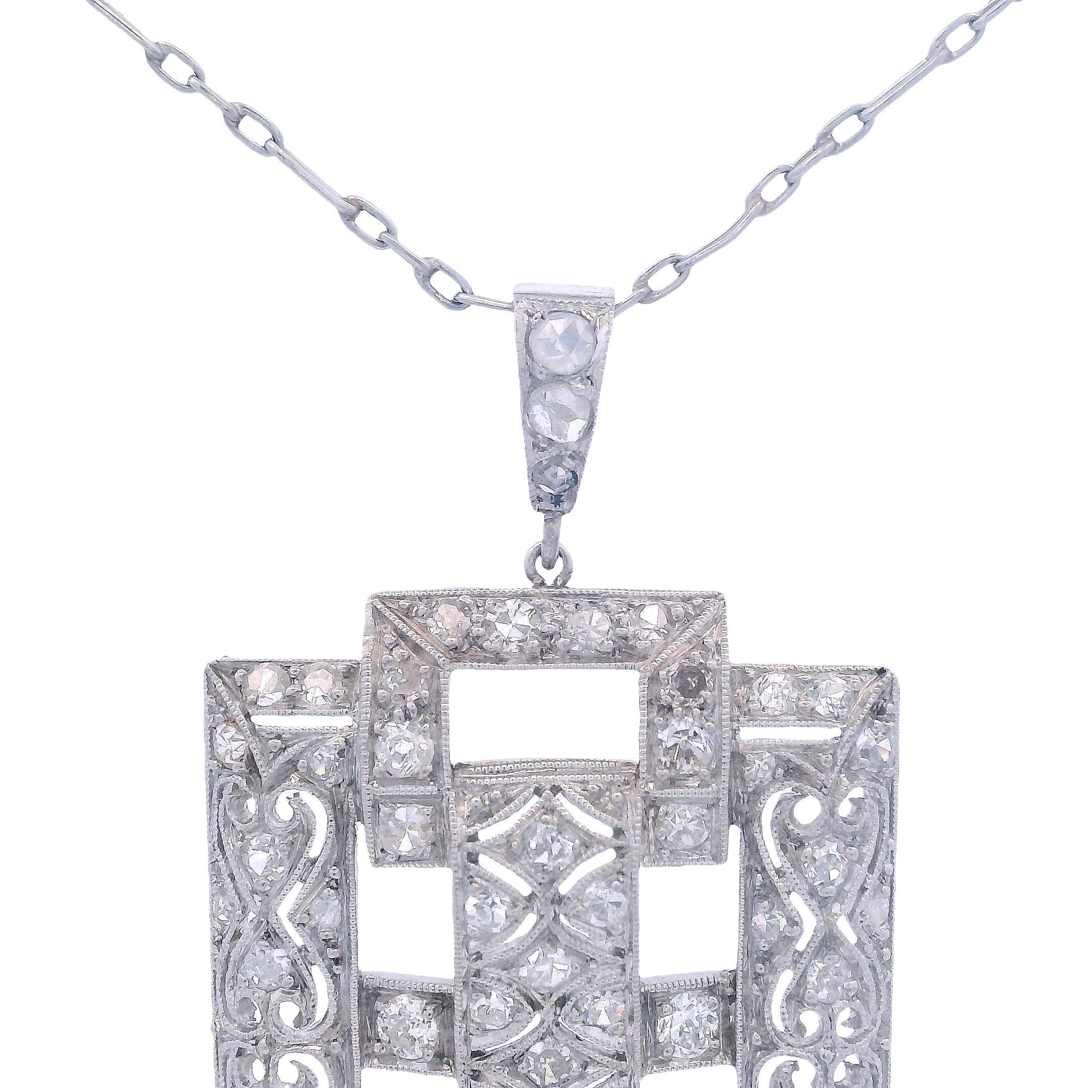 Taille briolette Pendentif et chaîne Art déco en platine avec diamants en vente