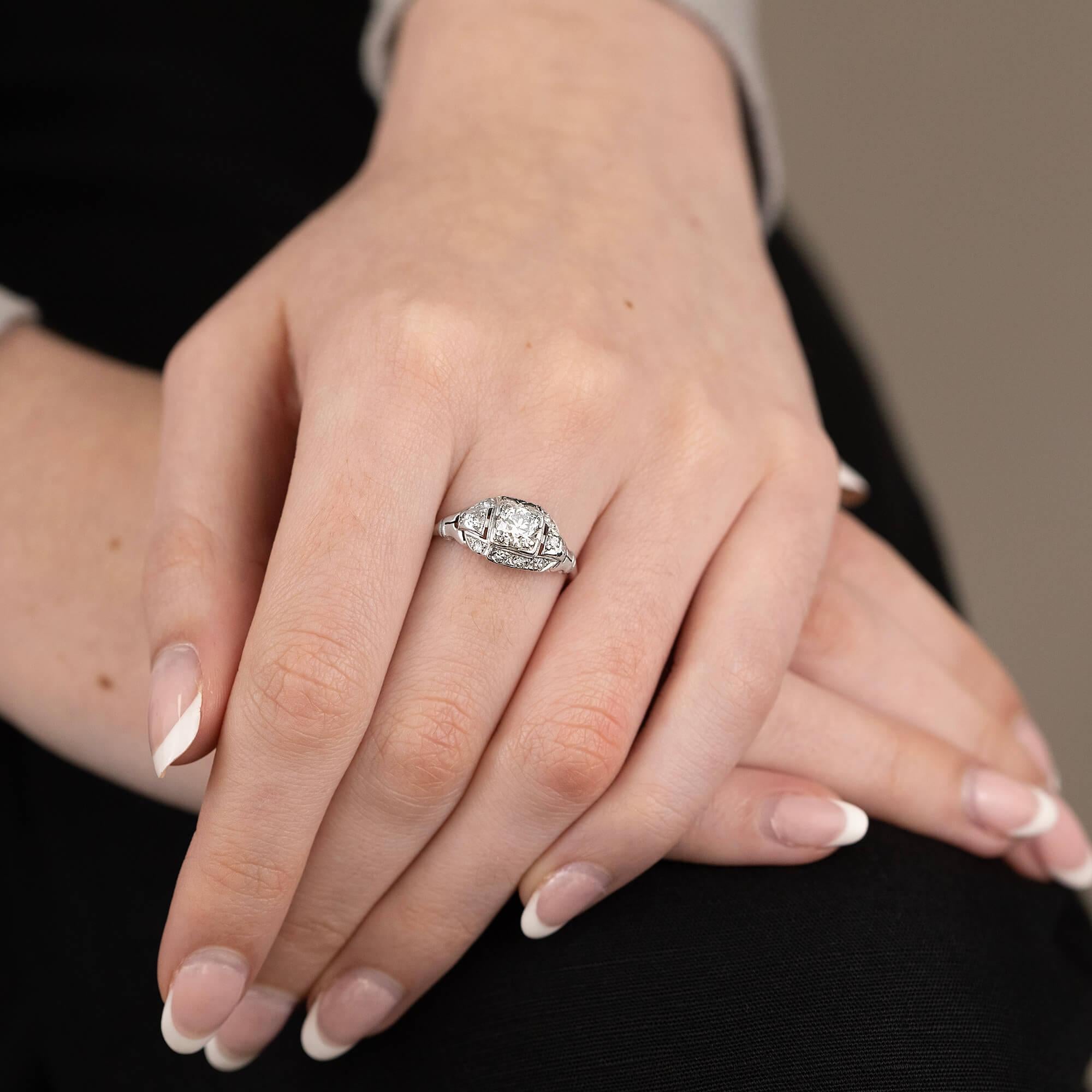Dieser Art-Déco-Ring ist aus Platin gefertigt und mit gewölbten und körnig gefassten Diamanten im Brillant- und Einzelschliff besetzt. Ein Stück, das seiner Zeit treu ist.

Diamant: Ein 5,55 mm großer Brillant im Übergangsschliff, Farbe J-K,