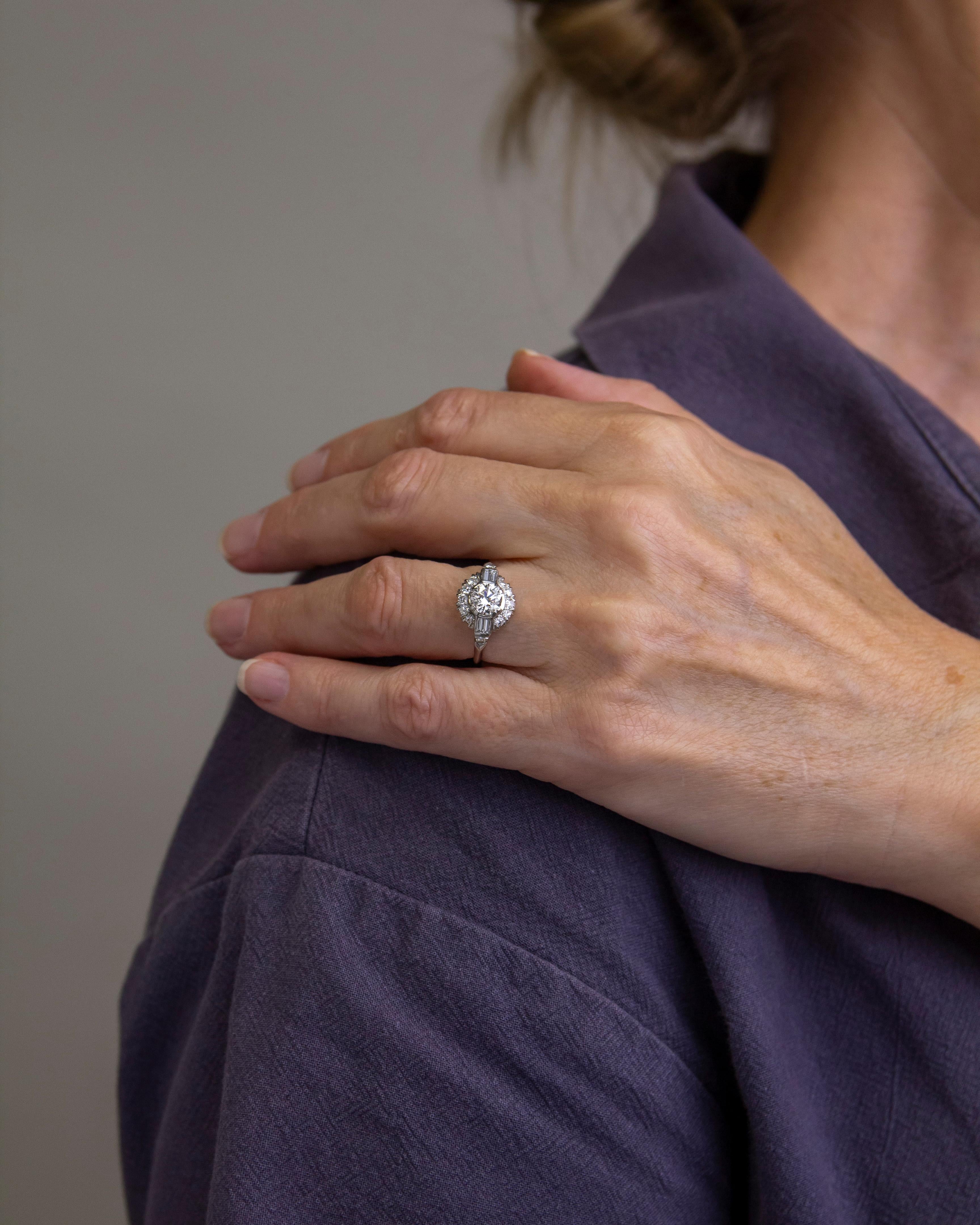 Realizzato in platino e con diamanti incastonati, questo anello risale all'epoca dell'Art Déco. La montatura in platino, realizzata a mano, è incentrata su un singolo diamante taglio brillante di colore H+I e purezza VVS2 per un totale di 0,75