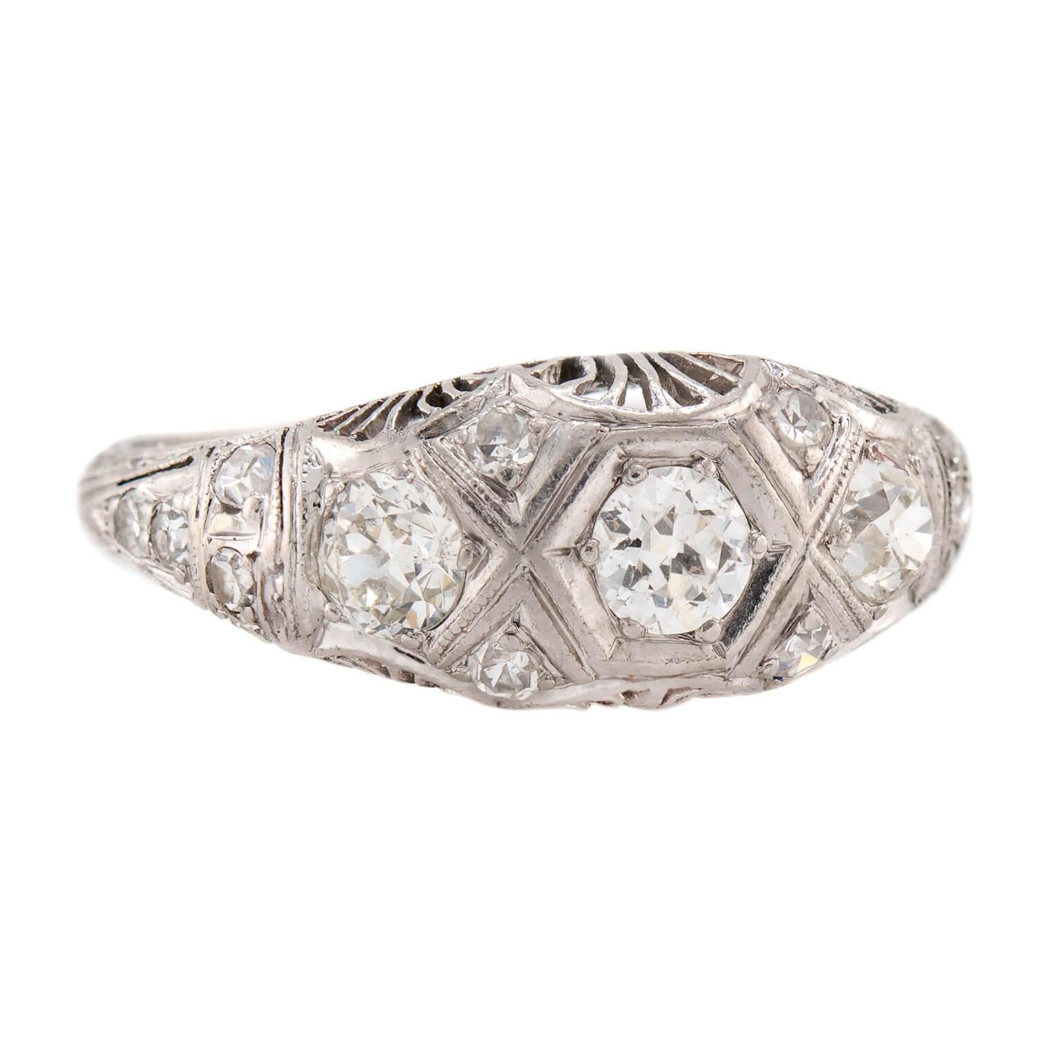 ¡Un precioso anillo de diamantes de la época Art Déco (hacia 1920)! Elaborado en platino, el frente de este anillo lleva incrustaciones de diamantes engastados. Los diamantes varían en talla, y la pieza incorpora diamantes antiguos de mina y