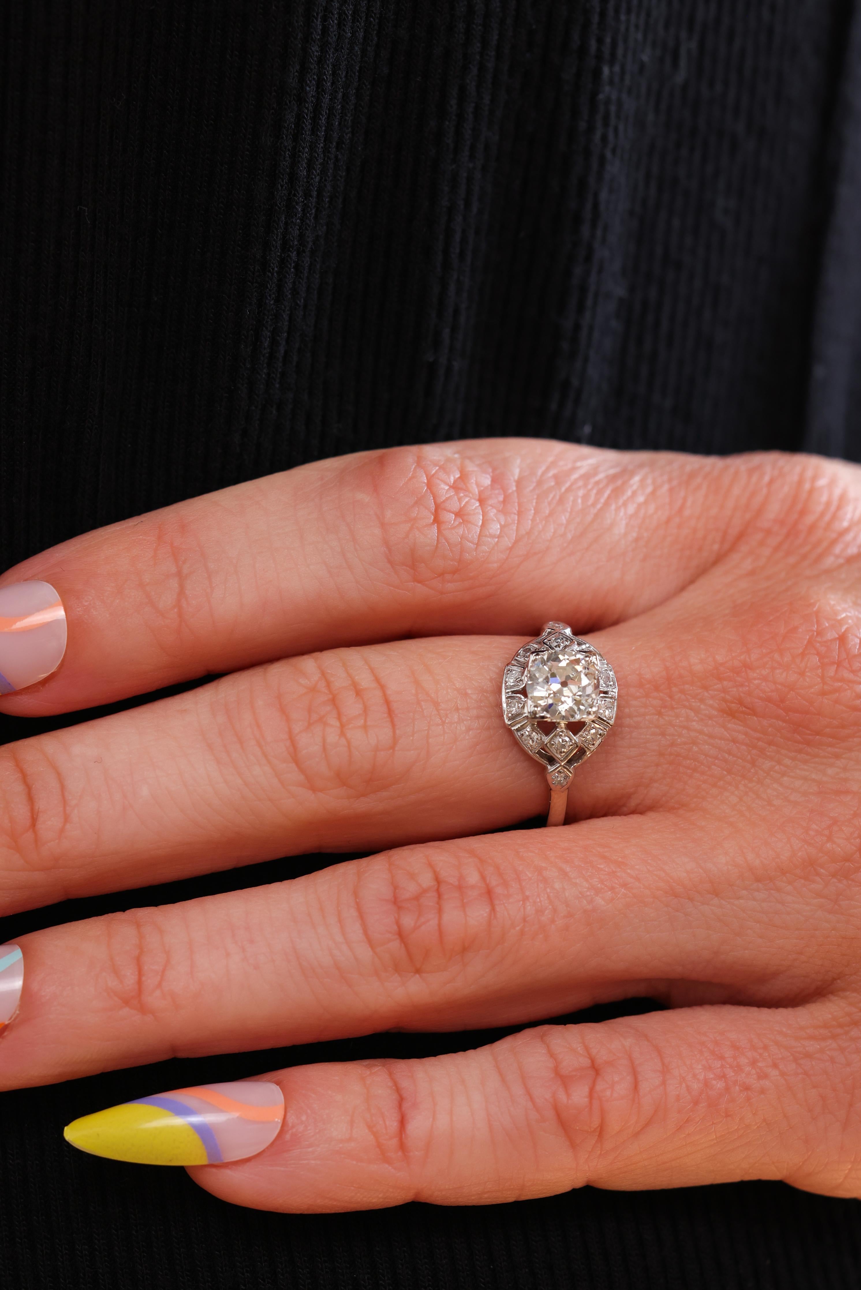 Si tratta di uno splendido e autentico anello di fidanzamento in platino e diamanti in stile Art Déco (1925 circa). Il diamante centrale del cofanetto è accompagnato da un rapporto GIA che attesta che il diamante Old European Cut da 1,15 ct è