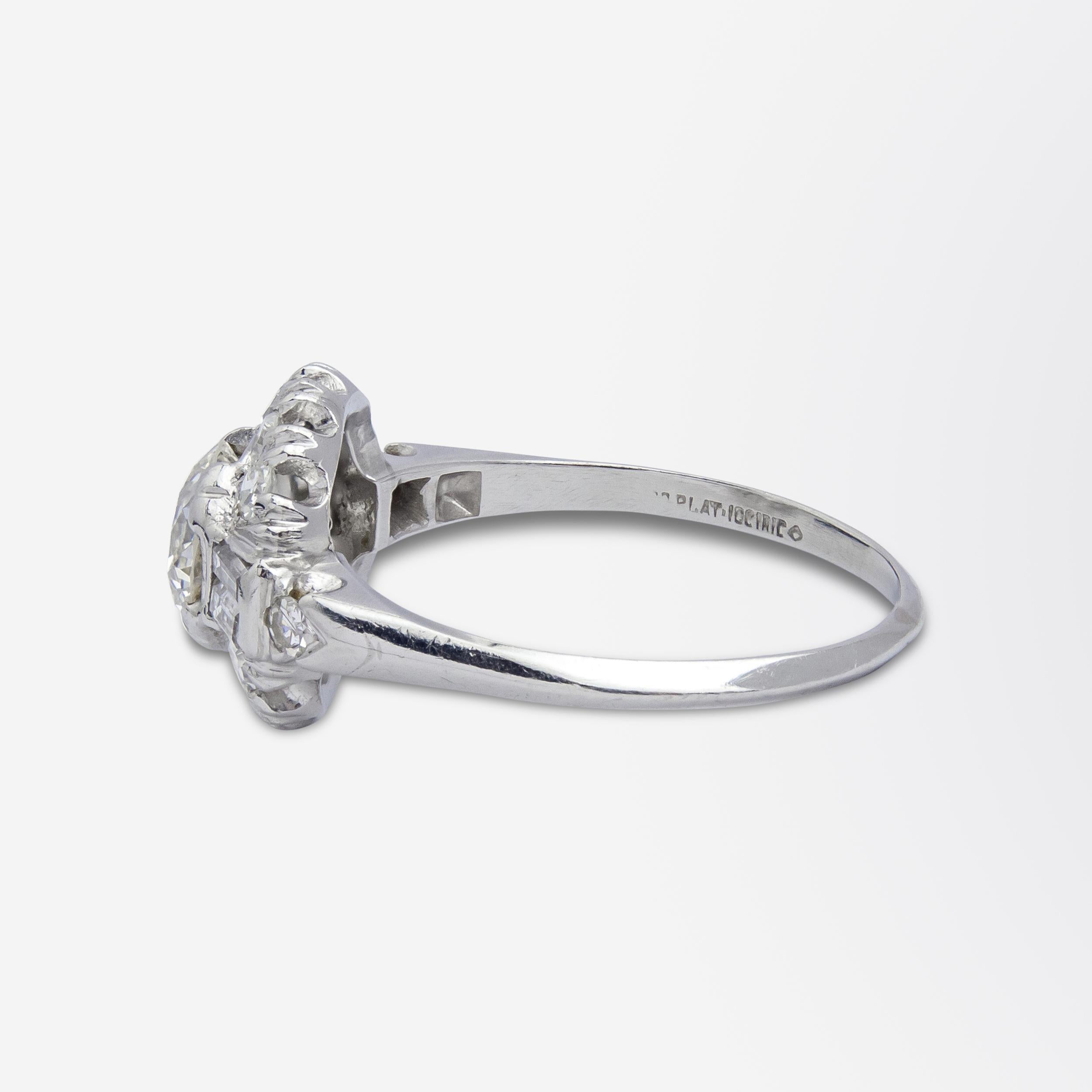 Taglio baguette Anello Art Deco in platino e diamanti in vendita