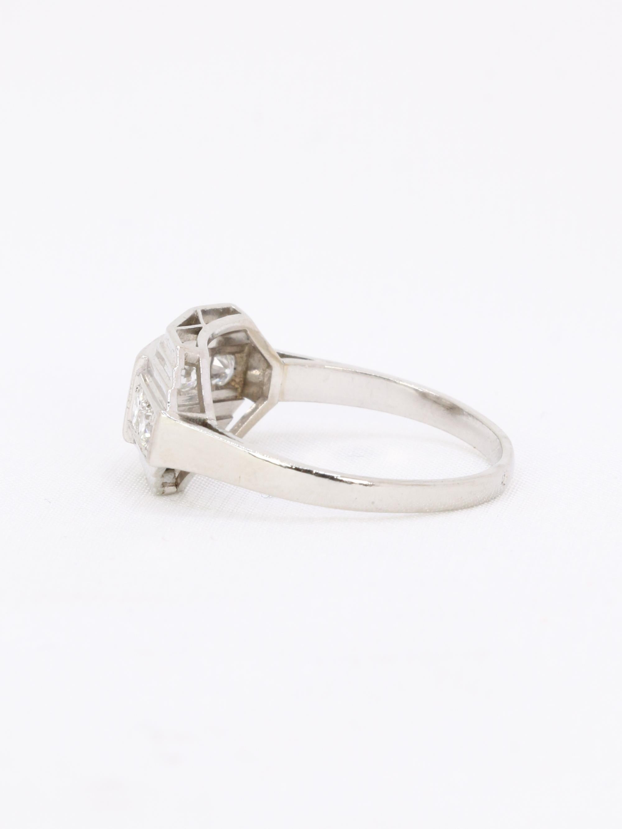 Taglio rotondo Anello Art Deco con diamante in platino in vendita