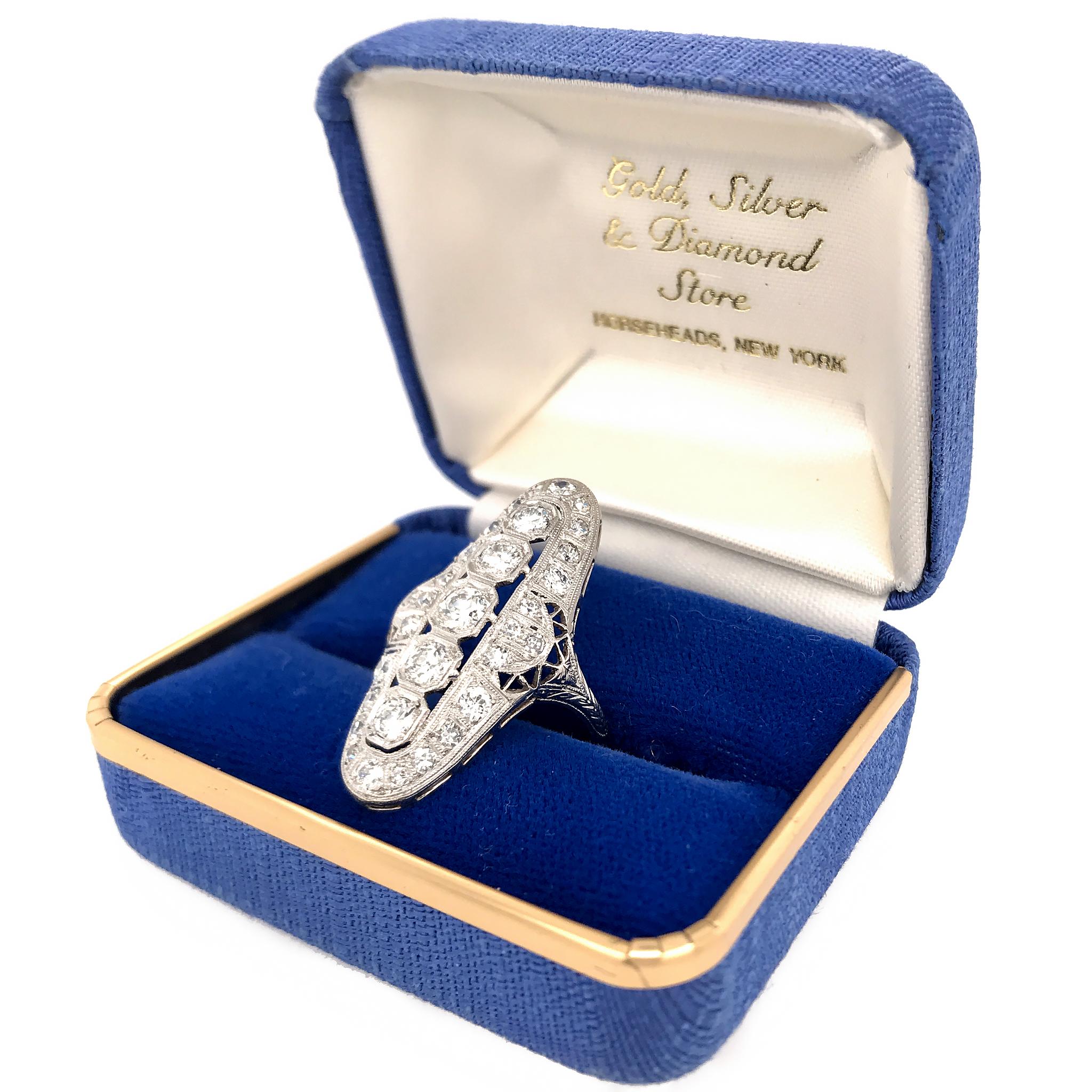 Art Deco Platinum Diamond Ring In Excellent Condition For Sale In New York, NY