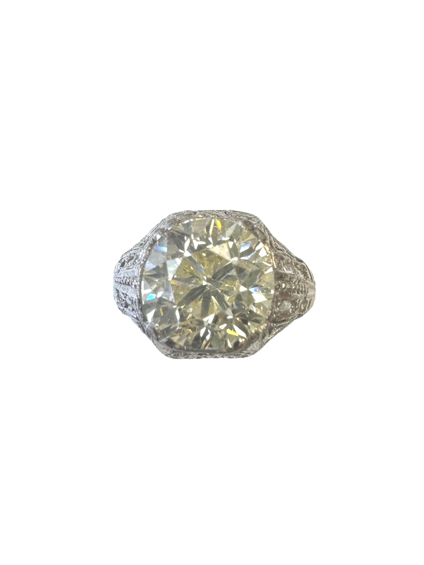 Anillo de diamantes Art Déco en platino con centro y baguettes de 3,02 quilates talla mina antigua en Excelente estado para la venta en Great Neck Plaza, NY