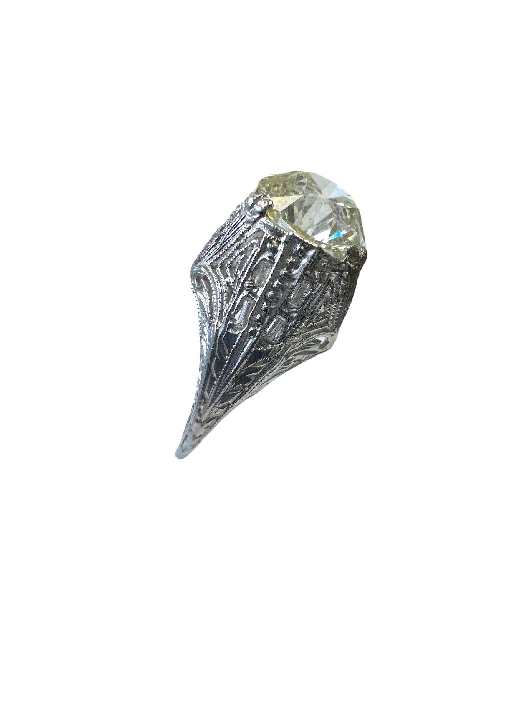 Femenino o masculino Anillo de diamantes Art Déco en platino con centro y baguettes de 3,02 quilates talla mina antigua en venta