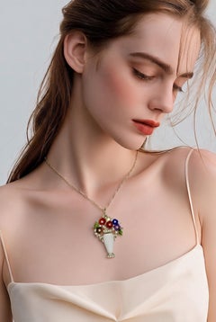 Art-Déco-Anhänger-Brosche aus Platin mit Diamanten, Bergkristall und geschnitzten Steinen in Blumenform
