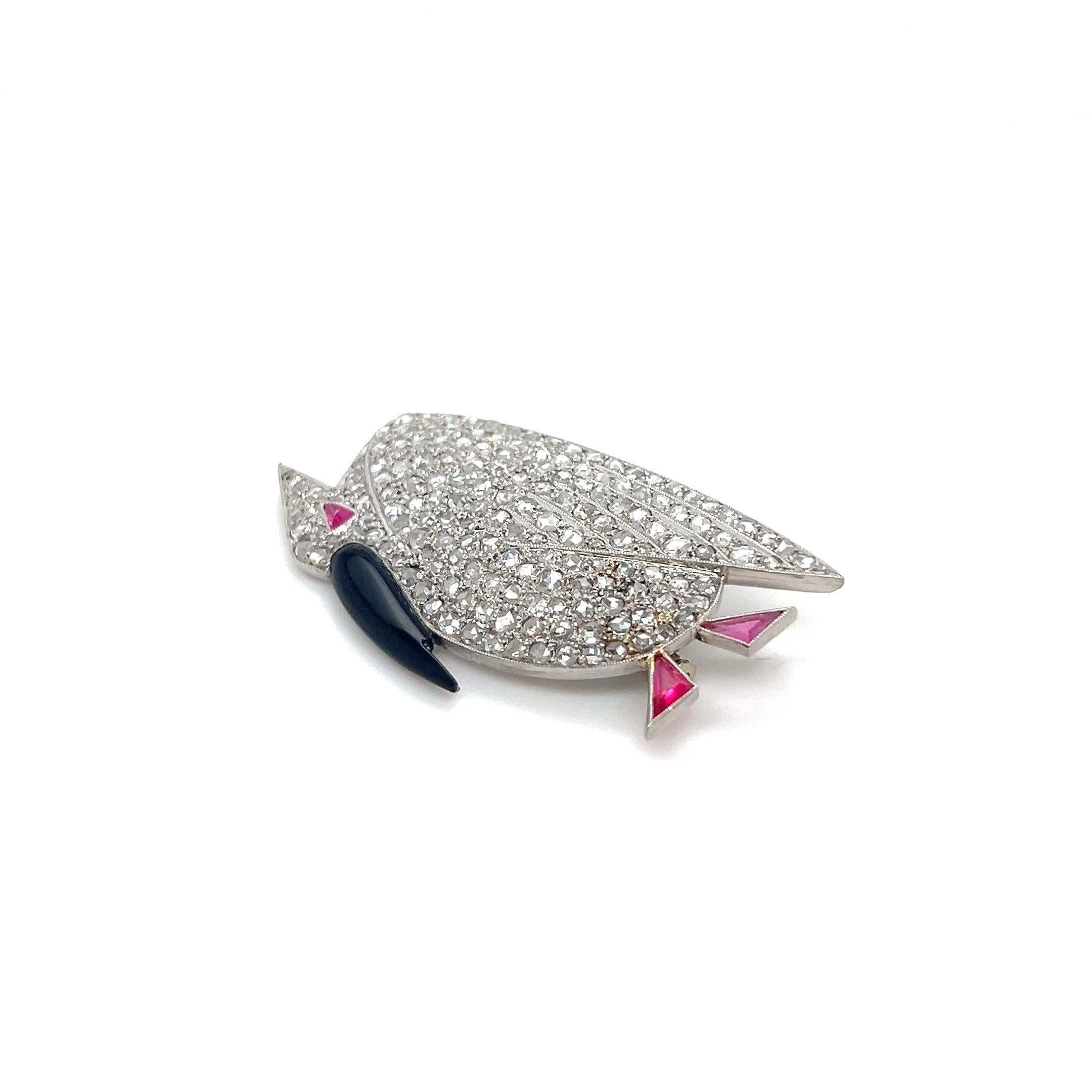 Adorabile spilla Art Déco in platino, diamanti e rubini.

Realizzata a mano in platino, questa stravagante spilla è disegnata come una garzetta, con il corpo interamente incastonato di diamanti taglio rosa, il becco decorato con onice e le zampe e