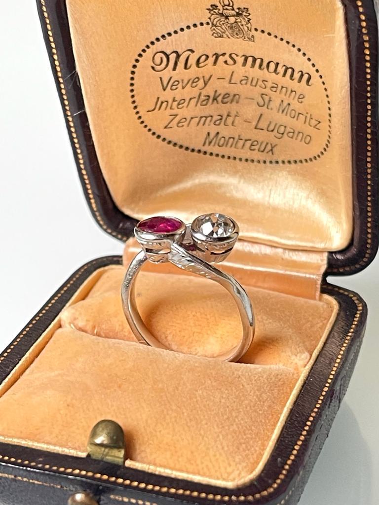Fine Edwardian Platinum Diamond Ruby Crossover Toi et Moi Ring, C 1900      In Good Condition For Sale In Firenze, IT