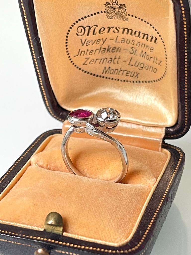 Fine Edwardian Platinum Diamond Ruby Crossover Toi et Moi Ring, C 1900 In Good Condition For Sale In Firenze, IT