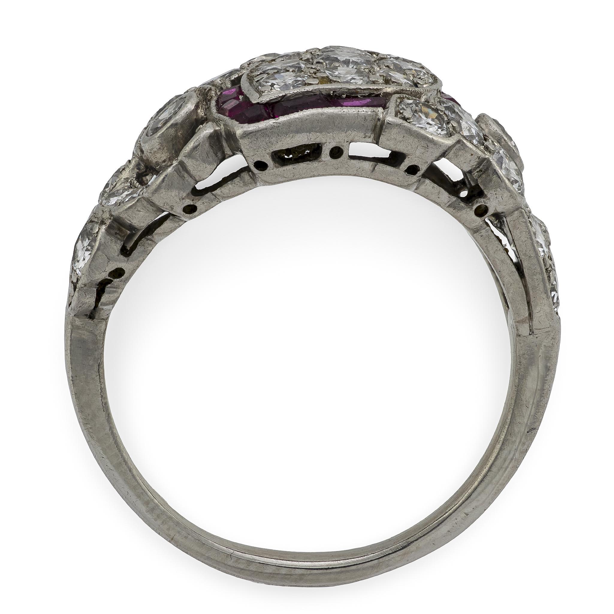 Taille vieille mine Bague Art déco en platine avec diamants et rubis en vente