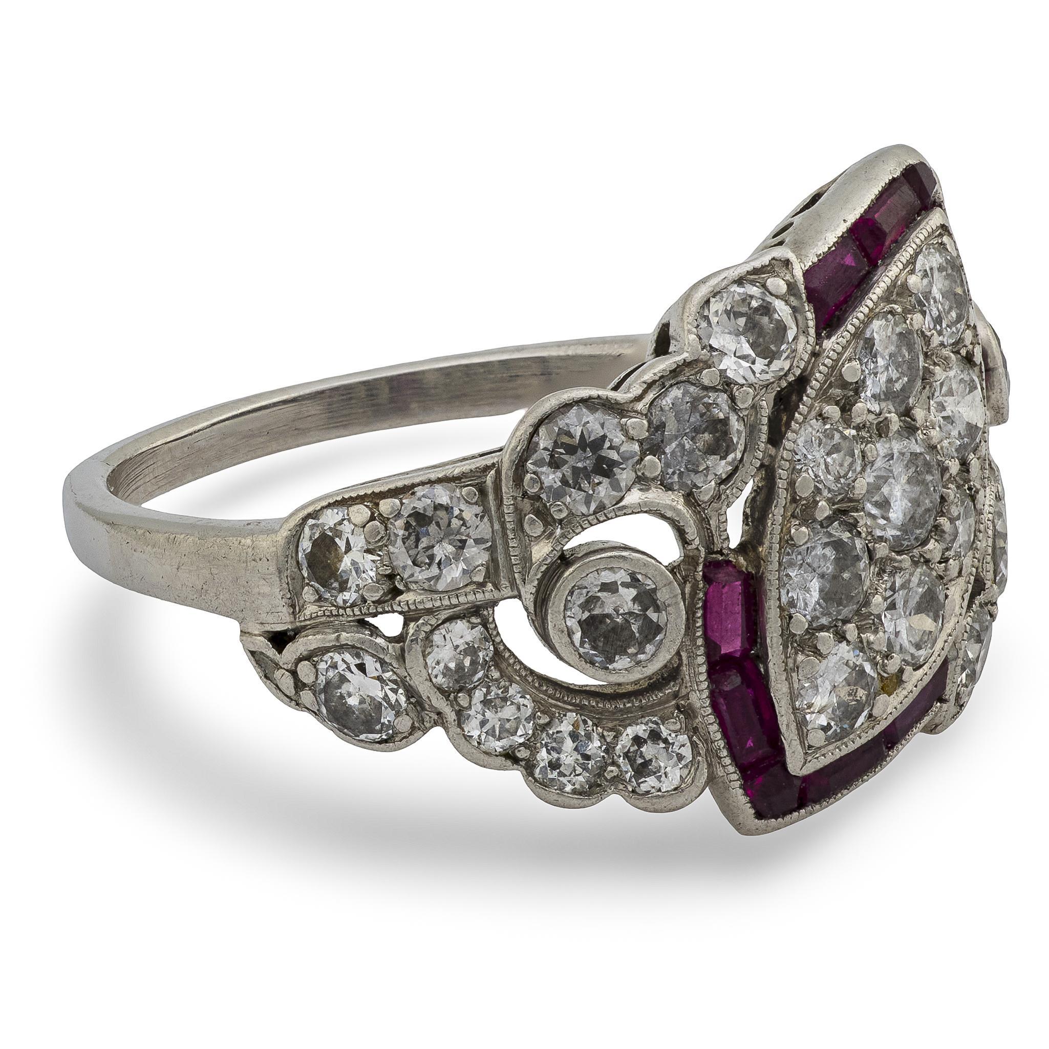 Bague Art déco en platine avec diamants et rubis Bon état - En vente à Narberth, PA