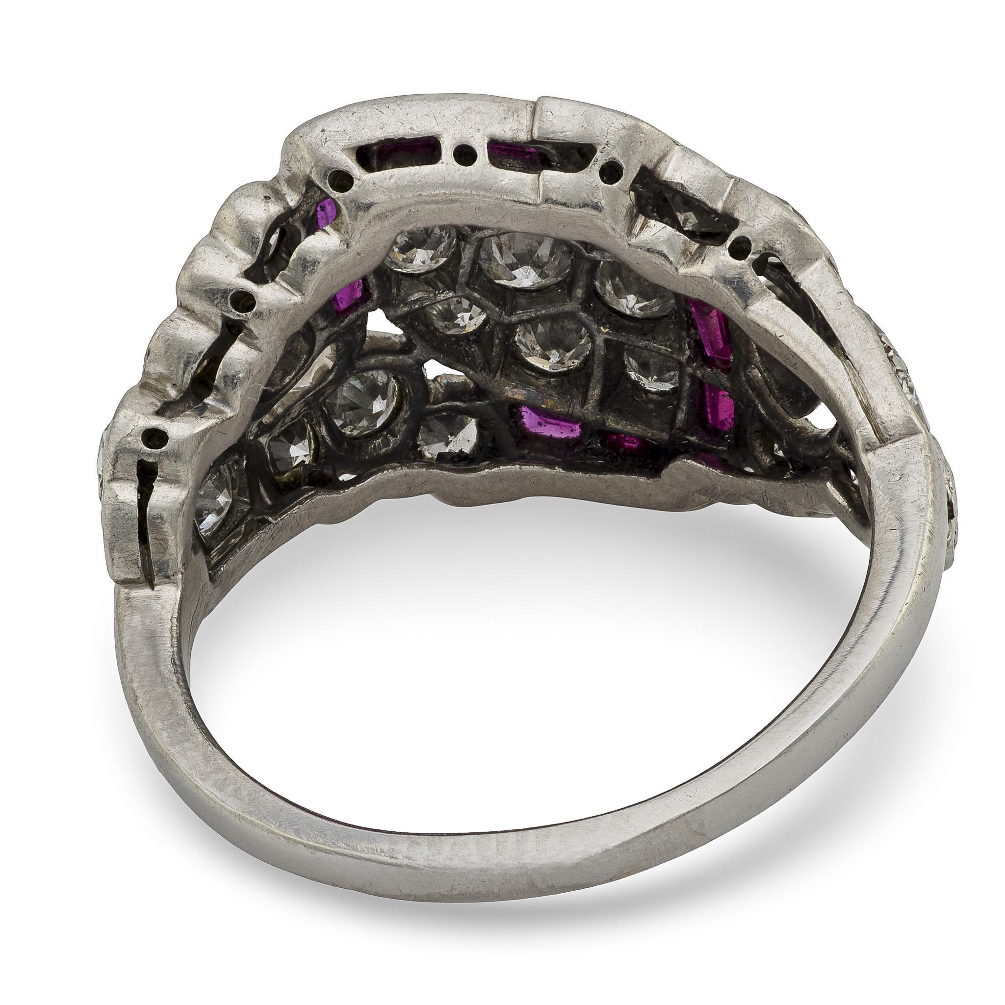 Bague Art déco en platine avec diamants et rubis Pour femmes en vente
