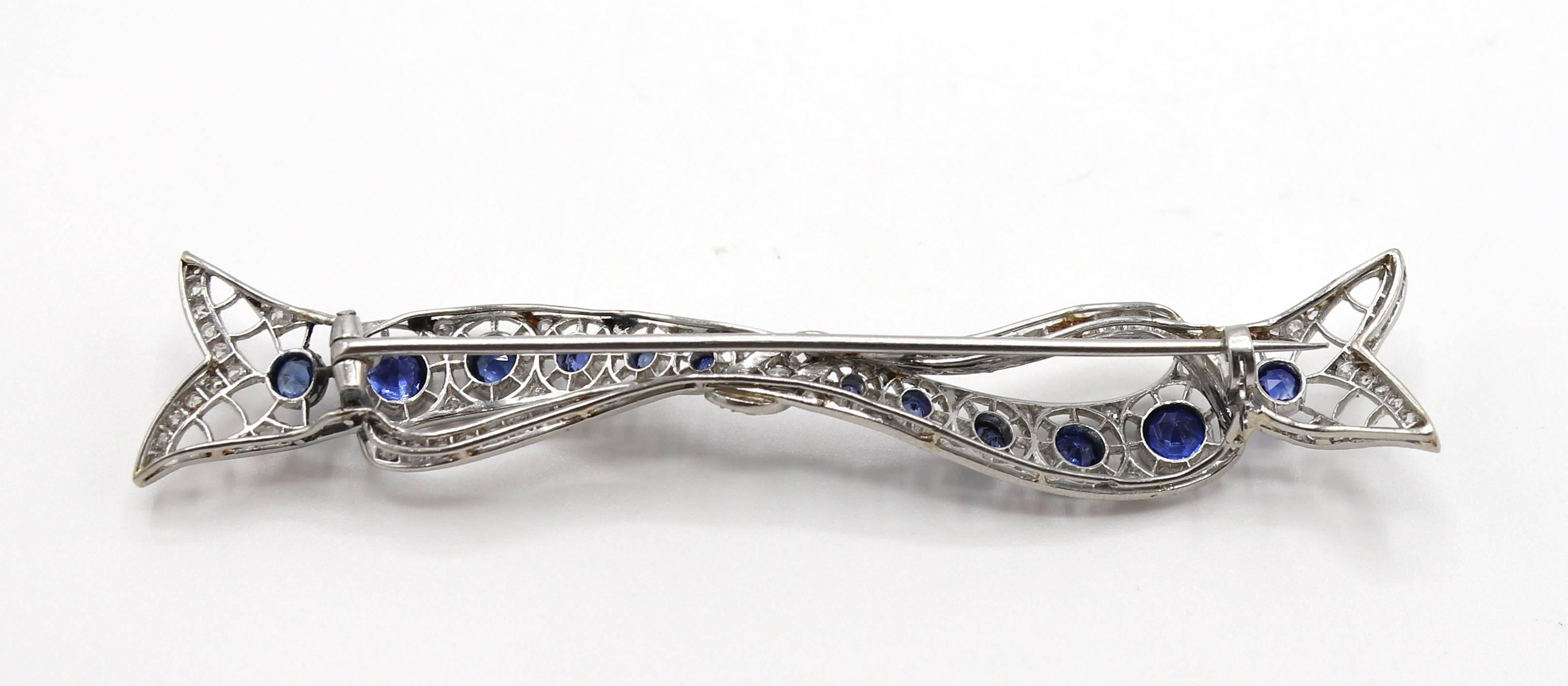 Women's or Men's Art Deco Platinum Natural Diamond & Sapphire Bow Brooch Pin For Sale