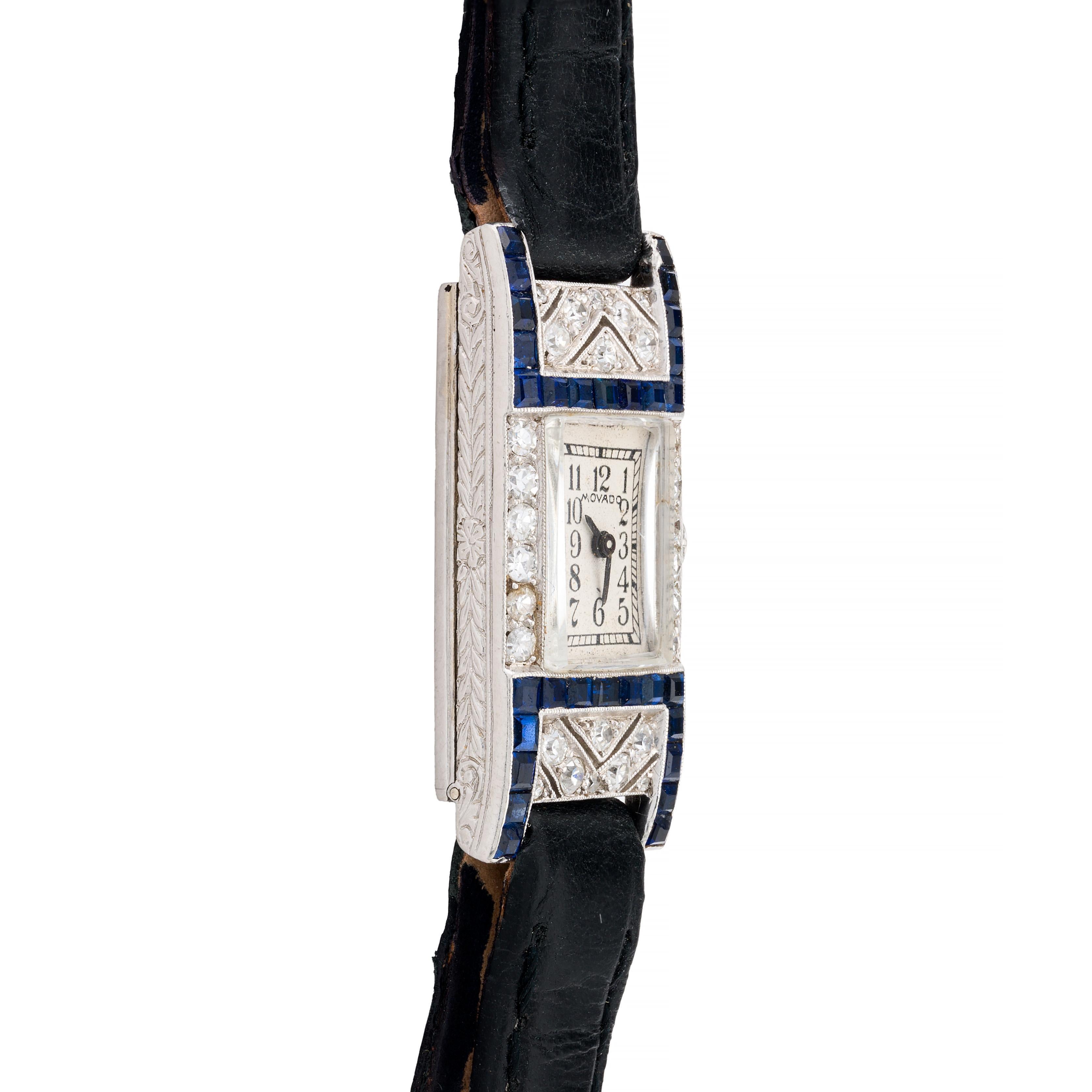 Aston Estate Jewelry stellt vor:

Eine vornehme Movado-Armbanduhr aus dem Jahr 1920, hergestellt in der Schweiz. Dieser Zeitmesser ist ein Beispiel für das Engagement von Movado für Präzision und Luxus.

Die Uhr hat ein rechteckiges, 9 mm großes