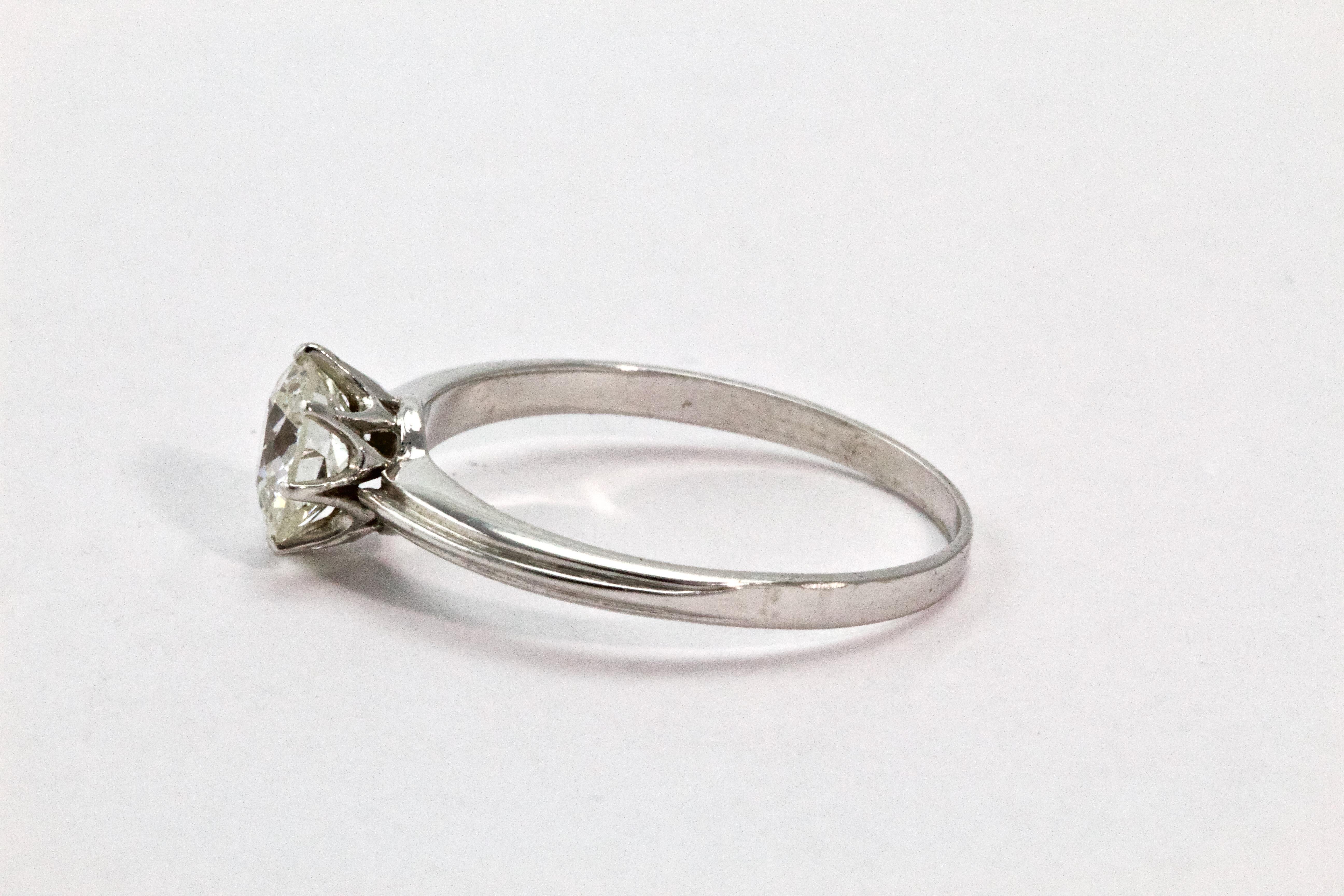 Verlobungsring aus Platin mit Solitär und Diamant im Art déco-Stil (Alteuropäischer Schliff) im Angebot