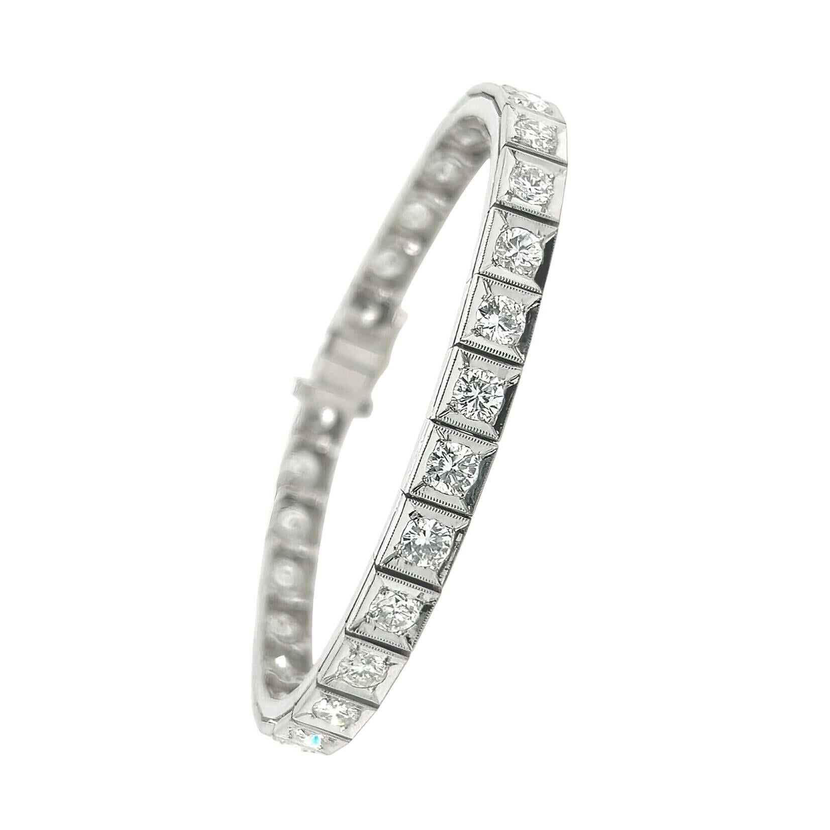 Un brazalete de platino y diamantes, Art Decó, hacia 1935.  Diseñado como una línea recta de 30 diamantes talla mina antigua en engastes cuadrados con bordes milgrain.  Peso total del diamante: aproximadamente 7,50 quilates.  Longitud aproximada de