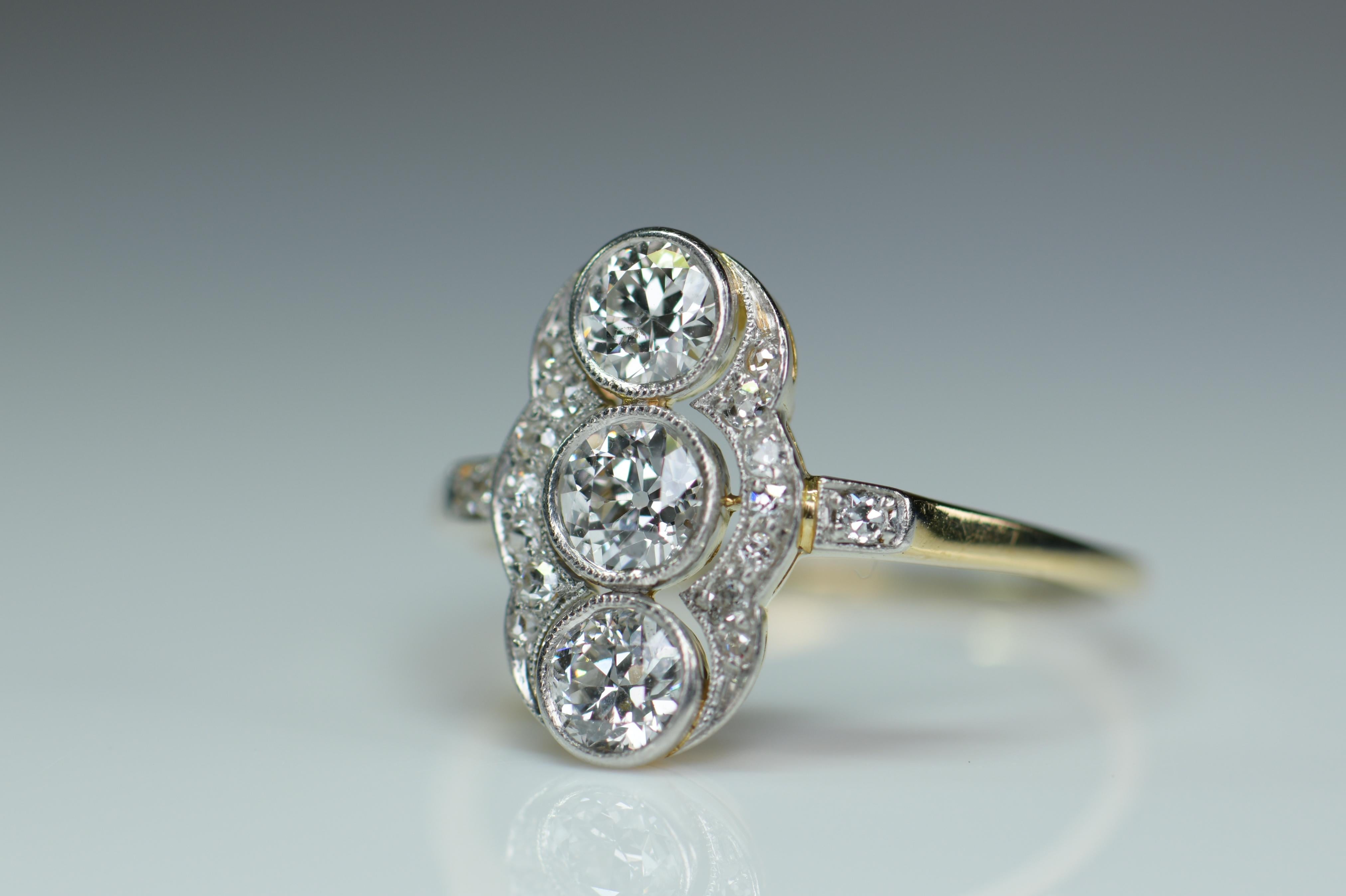 Art Deco Platin-Diamant-Dreistein-Diamantenring im Zustand „Hervorragend“ im Angebot in Banbury, GB