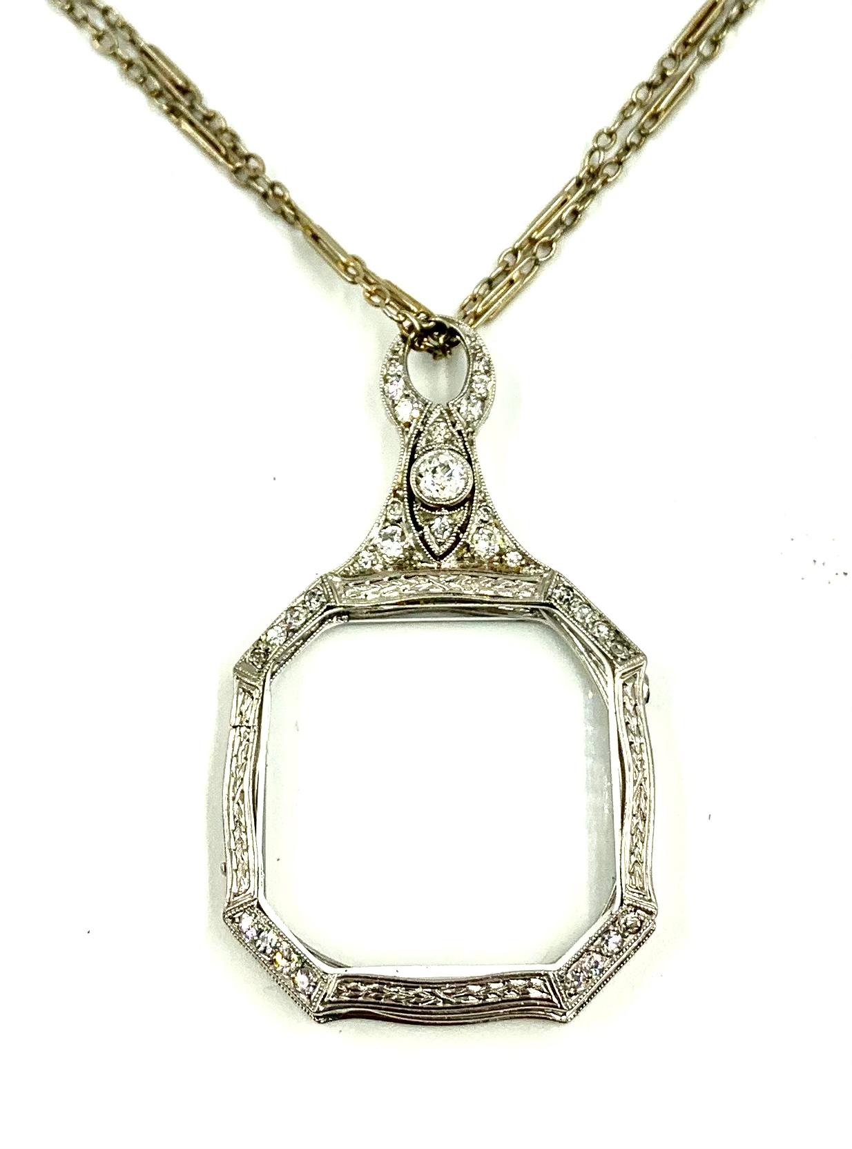 Lorgnette Art déco à trois volets en platine et diamants avec longue chaîne en or blanc 11