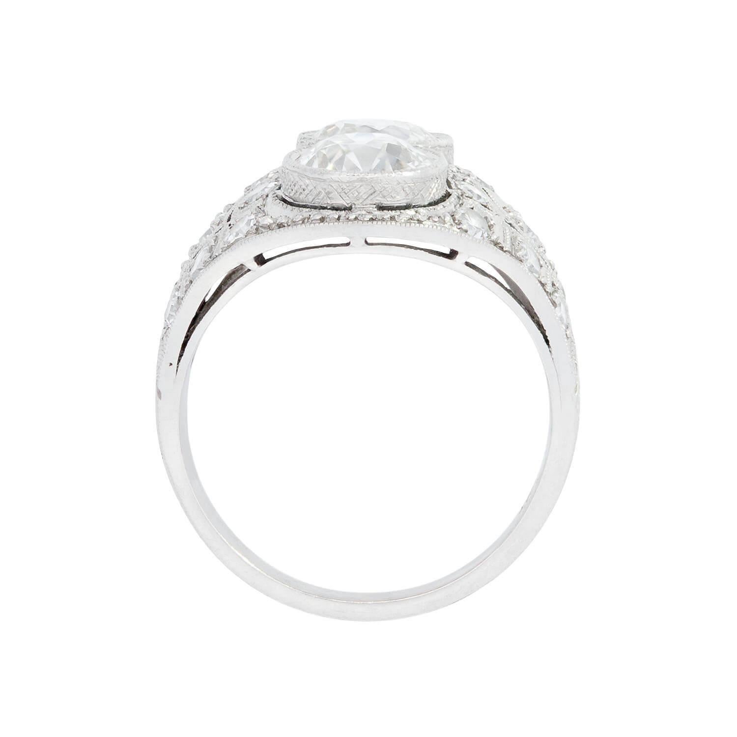 Anillo de compromiso Art Déco de platino y diamantes con dos piedras Corte redondo en venta