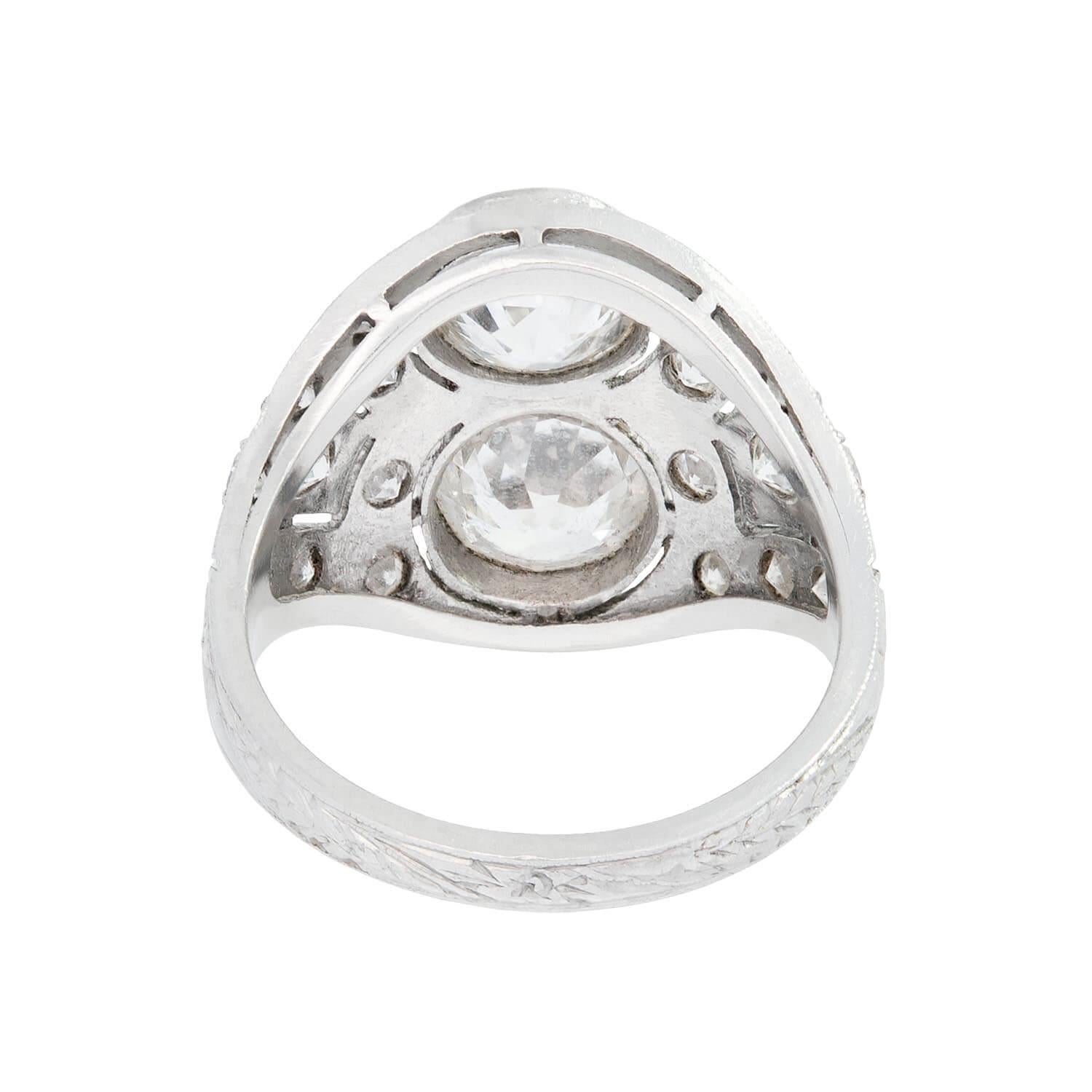 Anillo de compromiso Art Déco de platino y diamantes con dos piedras en Bueno estado para la venta en Narberth, PA