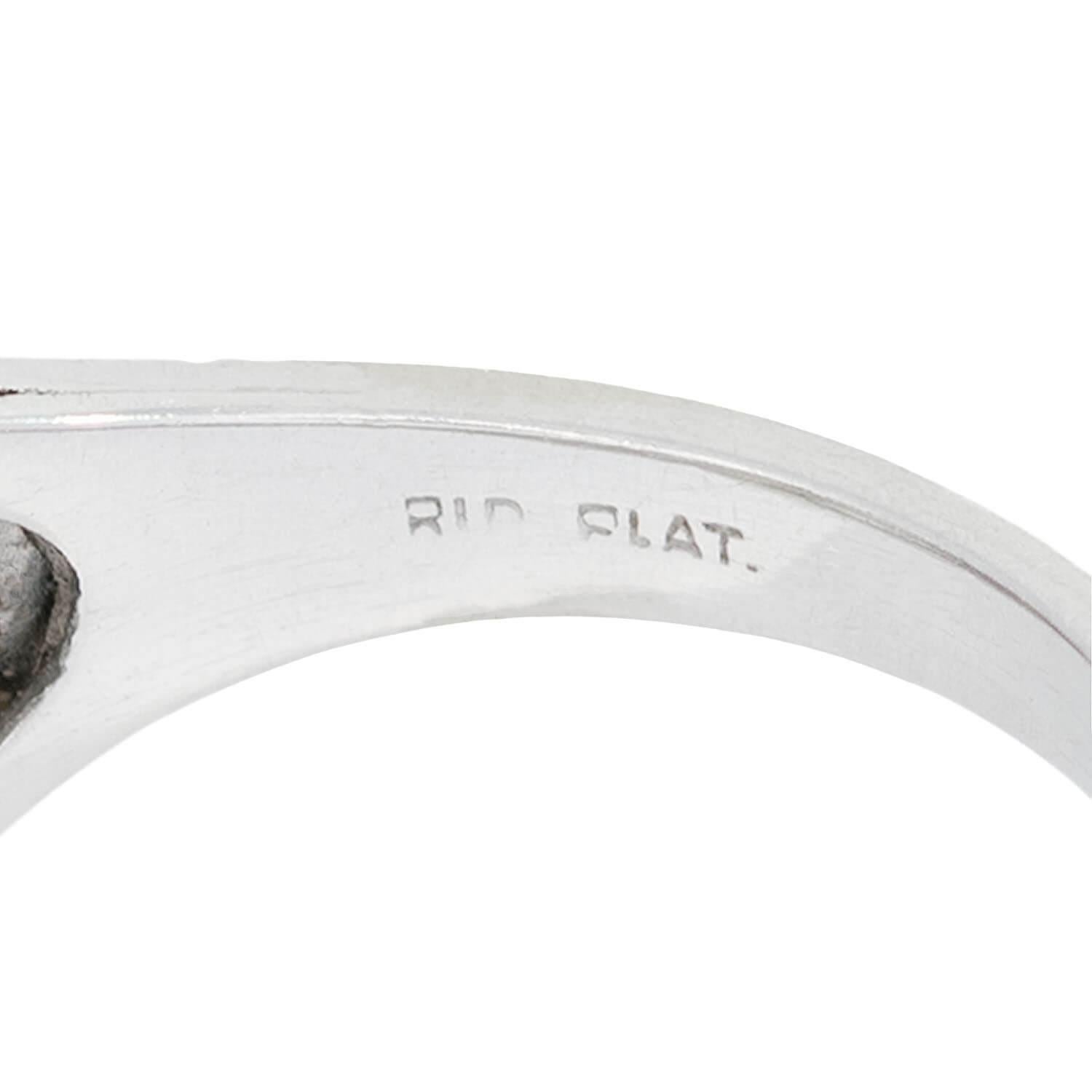 Femenino o masculino Anillo de compromiso Art Déco de platino y diamantes con dos piedras en venta
