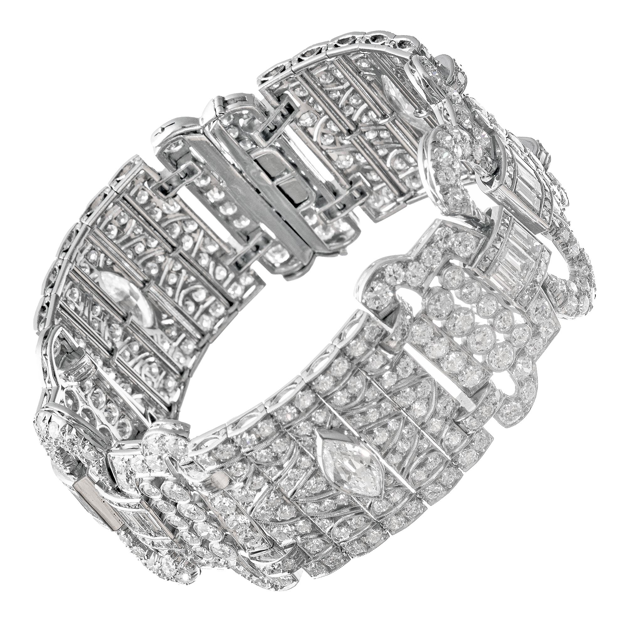 Pulsera de eslabones con panel de diamantes Art Decó, muy fina, hecha a mano en platino, con tres paneles, cada uno de ellos centrado en un diamante de talla marquesa más grande rodeado de diamantes redondos más pequeños de talla vieja europea, los