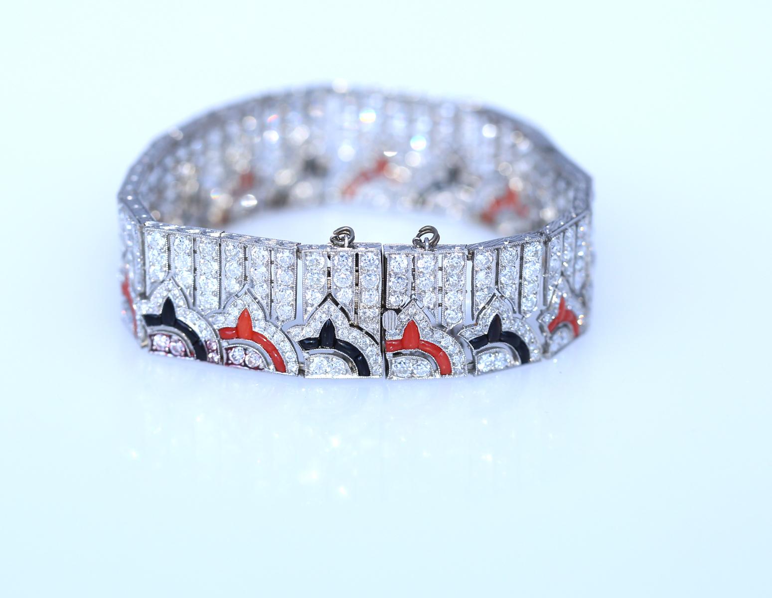 Bracelet Art déco en diamants et onyx. Composé de maillons de forme rectangulaire, chacun contient une rangée de fins diamants ronds et une alternance d'onyx ou de pierres roses. L'ingéniosité de ce superbe et véritable design Art déco réside dans