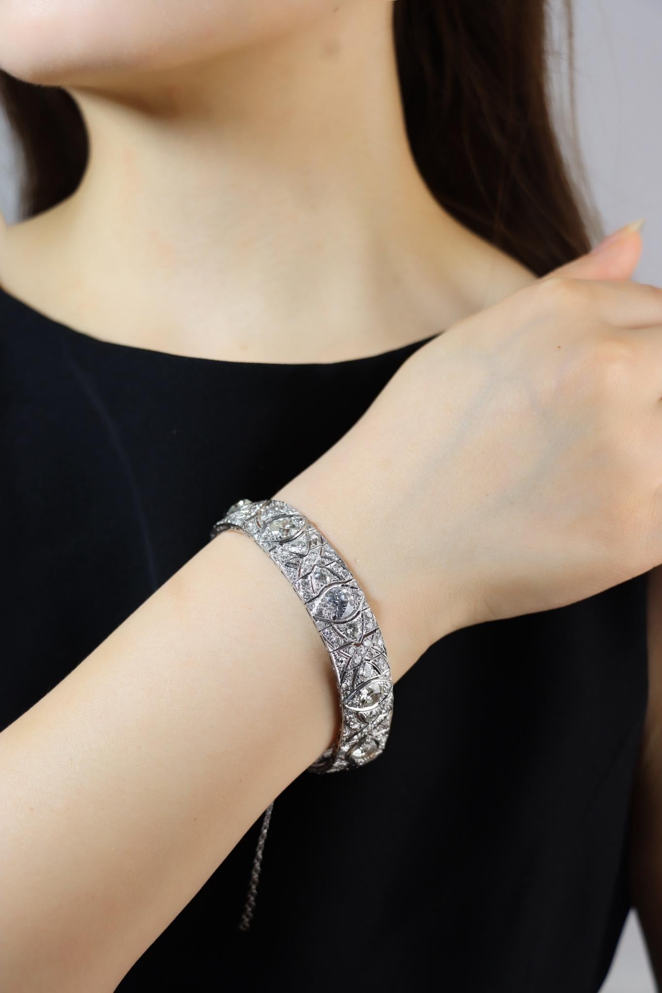 Art Deco Platin-Diamanten-Saphir-Armband

Ungefähre Abmessungen:
18,8 cm (Länge) 
1,3 cm (Breite)
Ca. 11,46 Karat (Diamant)
Ca. 2,88 Karat (Saphir)
Gewicht: 45 Gramm.

* Diamanten und Farbsteine werden so weit gemessen, wie es die Fassungen