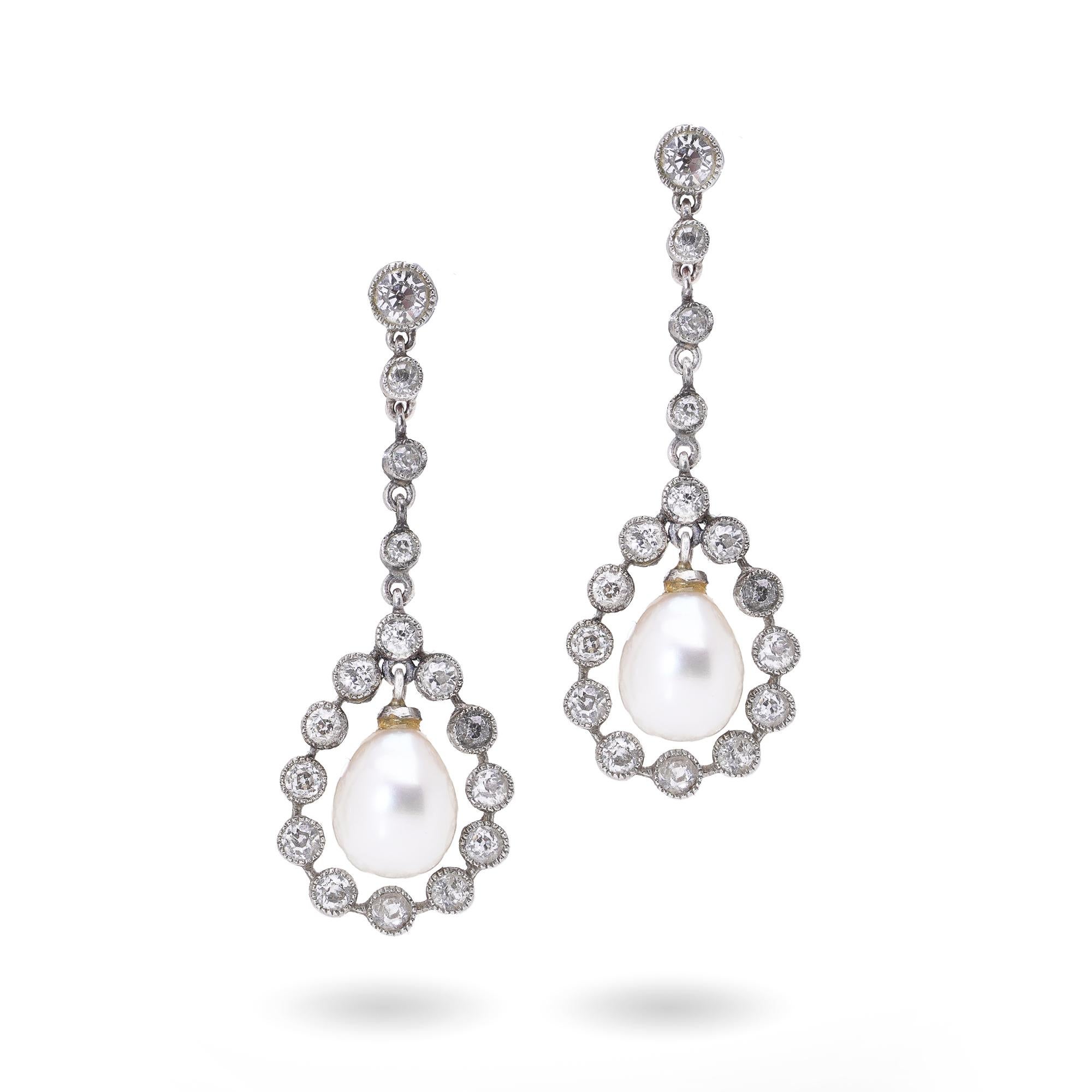 Un elegante paio di orecchini a goccia Art Déco risalenti agli anni '20, splendidamente realizzati a mano in platino e incastonati con perle naturali e diamanti di taglio europeo antico.

Ogni orecchino presenta un raffinato design articolato di