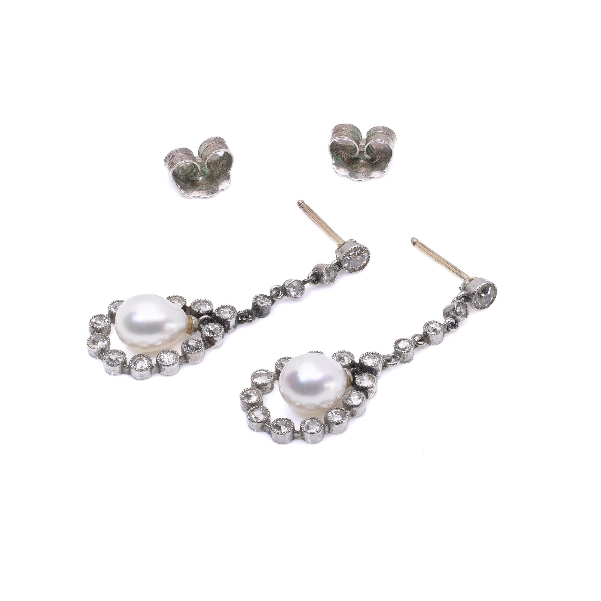 Art Déco Orecchini Art Deco in platino con perle naturali e diamanti antichi, 1920 ca. in vendita