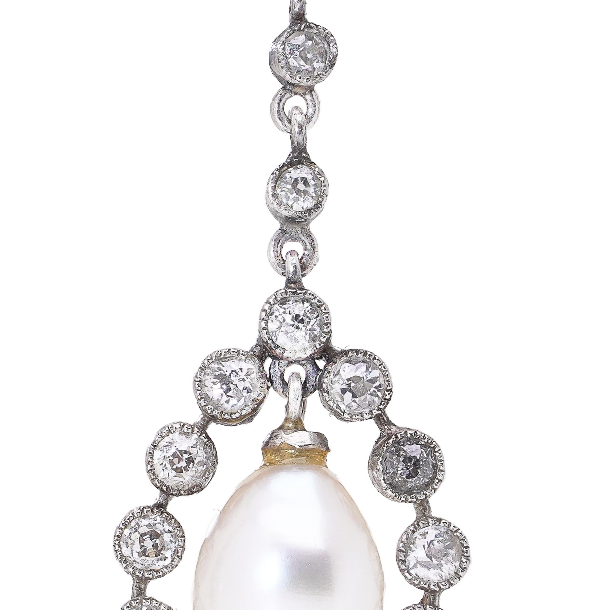 Orecchini Art Deco in platino con perle naturali e diamanti antichi, 1920 ca. In condizioni buone in vendita a Braintree, GB